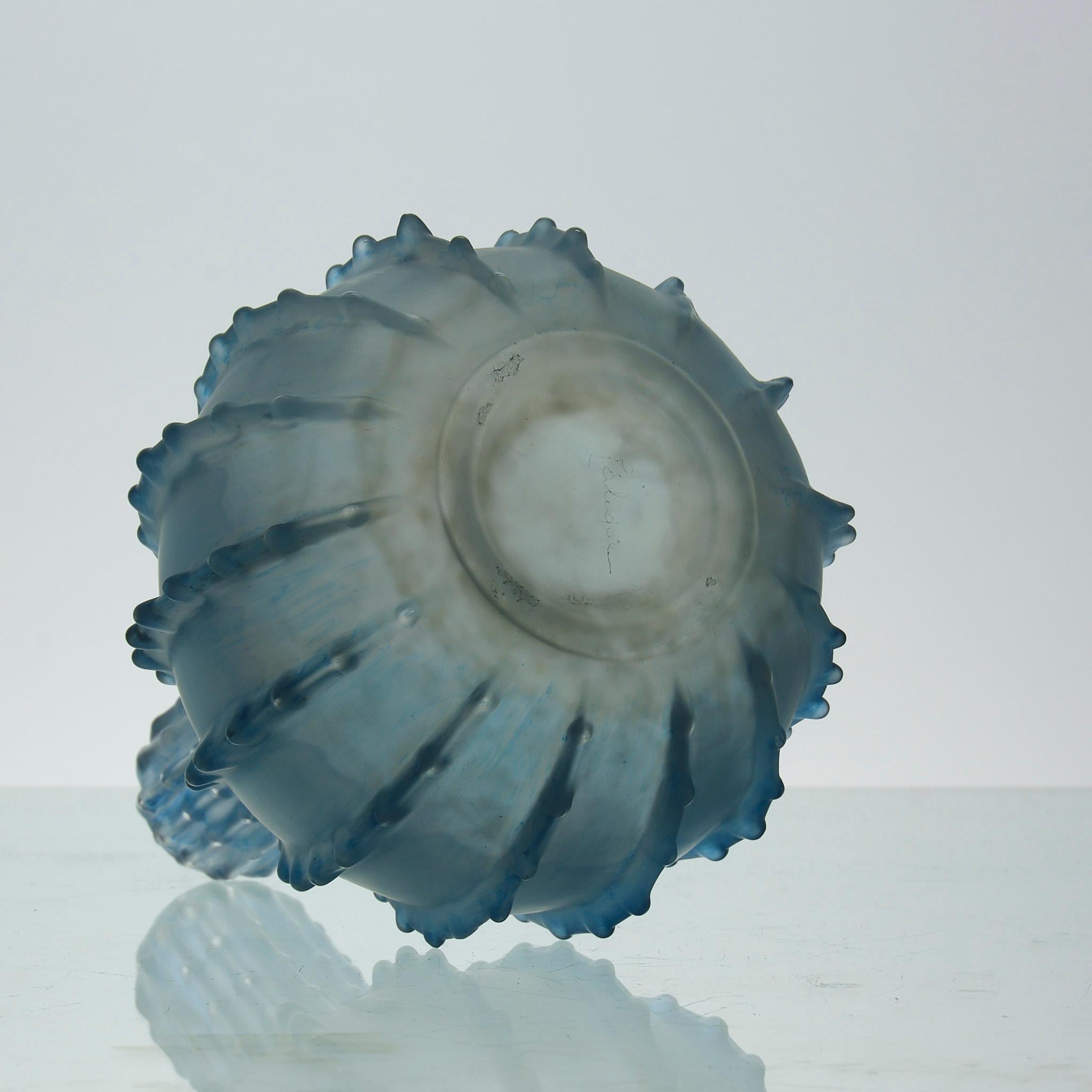 Verre Vase en verre bleu Art déco du début du 20e siècle intitulé 