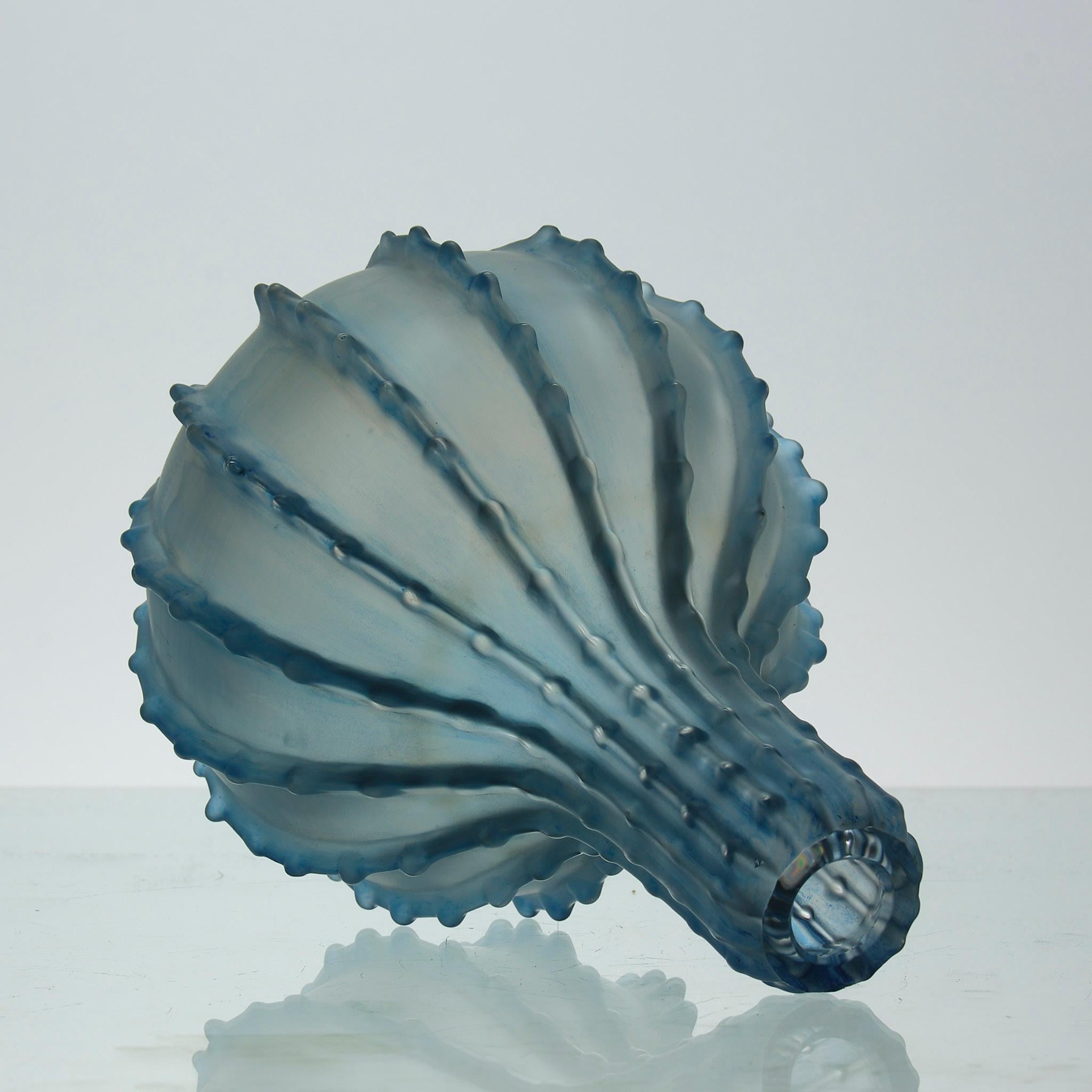20ième siècle Vase en verre bleu Art déco du début du 20e siècle intitulé 