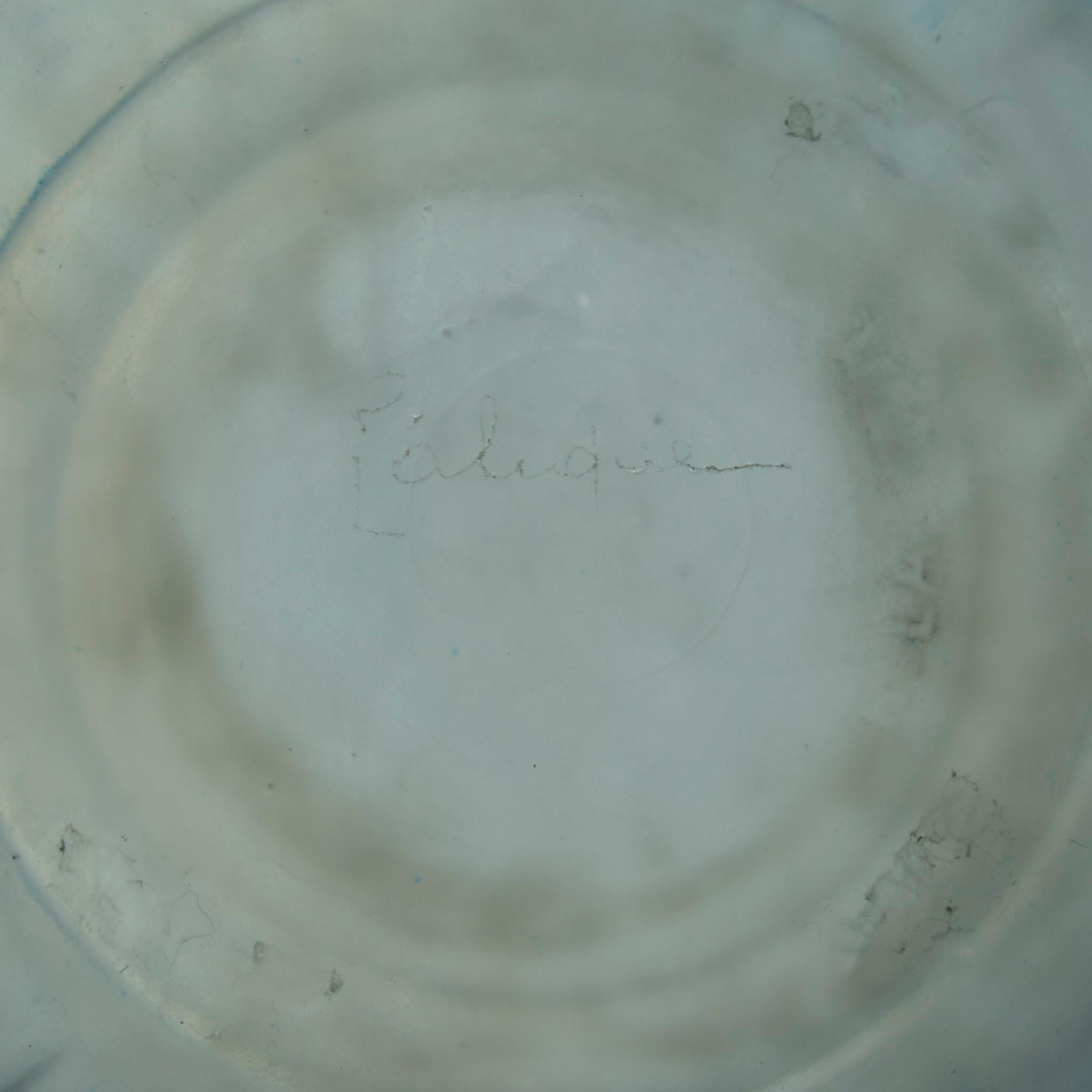 Vase en verre bleu Art déco du début du 20e siècle intitulé 