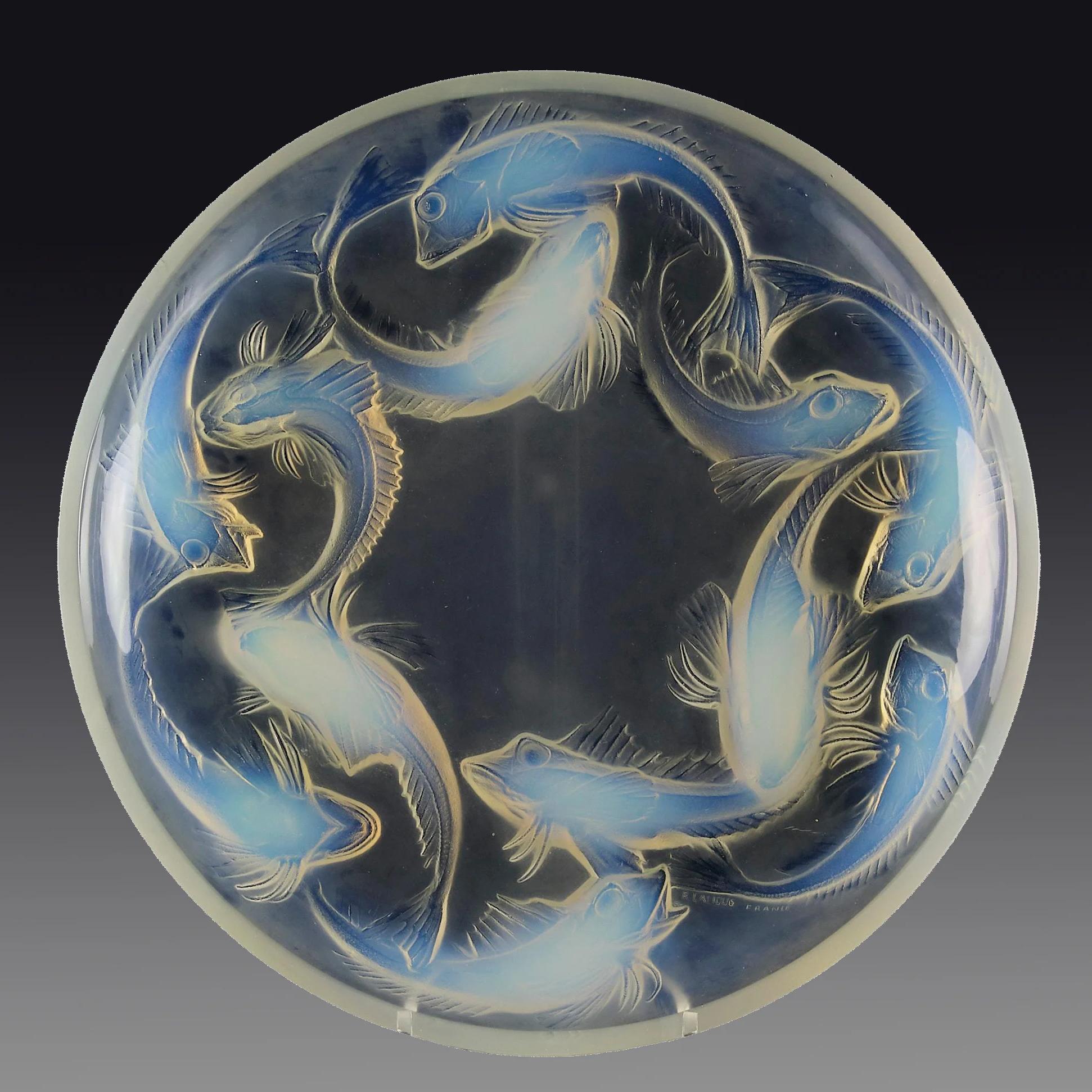 Impresionante bandeja de cristal de arte francés de principios del siglo XX, decorada con figuras en relieve de carpas koi nadando, de color azul celeste opalescente y nítidos detalles en la superficie, firmada por R. Lalique.

