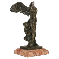 Escultura de bronce de principios del siglo XX titulada «La Victoria alada de Samotracia»