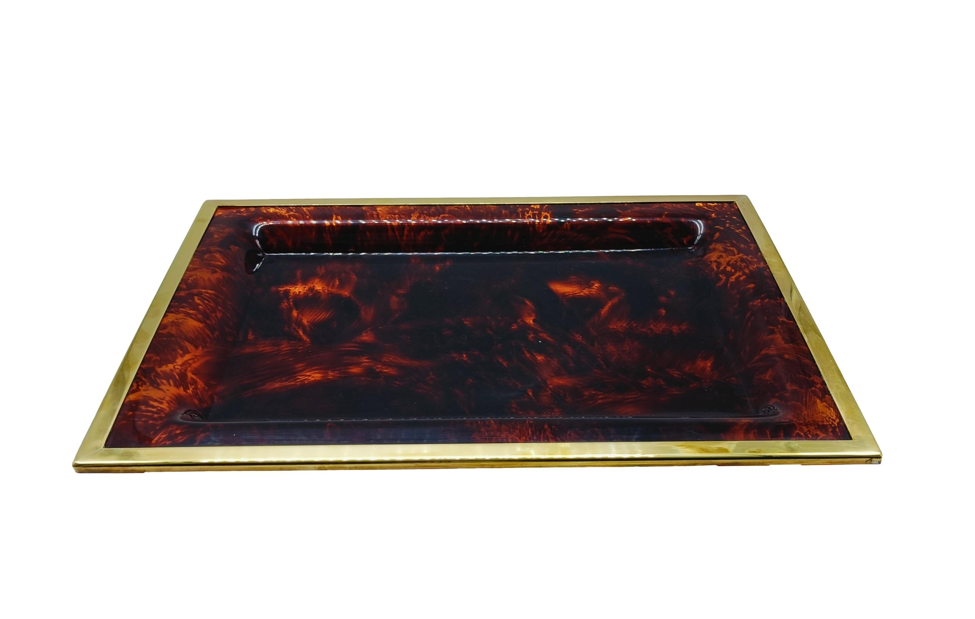 Fantastico pezzo di servizio del Mid-Century in lucite effetto tartaruga e ottone. Questo splendido pezzo è stato prodotto in Italia negli anni Settanta. Il suo design è attribuito a Willy Rizzo per una produzione di Christian Dior Home.
La qualità