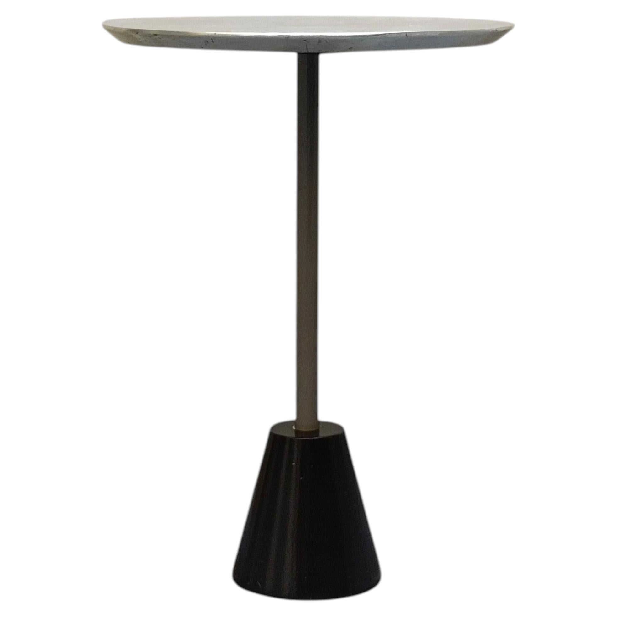 Table basse ronde minimaliste avec piètement en fonte et plateau en bois couleur argent