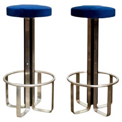 Juego de dos taburetes de bar de metal cromado y terciopelo azul, Italia, década de 1970