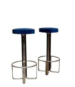 Juego de dos taburetes de bar de metal cromado y terciopelo azul, Italia, década de 1970