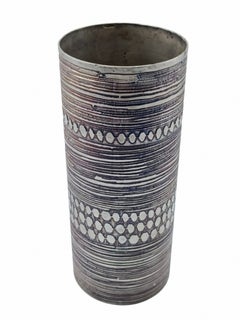 Celeste Gallinaro, zylindrische Vase aus ziseliertem Metall, Italien, 1970er Jahre