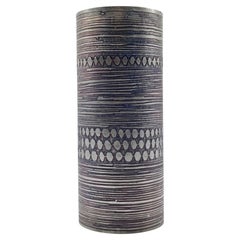 Celeste Gallinaro, zylindrische Vase aus ziseliertem Metall, Italien, 1970er Jahre