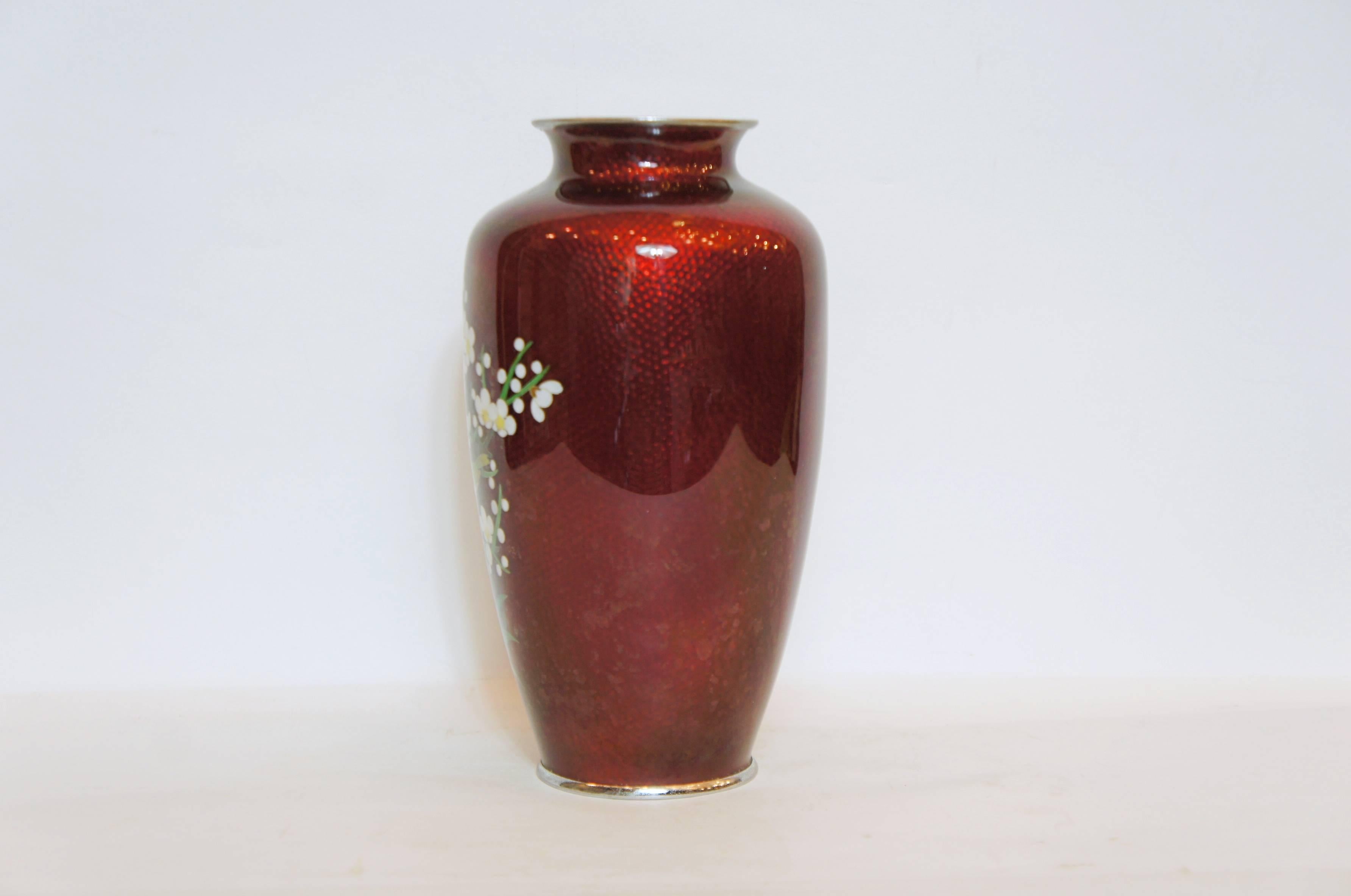 The bamboo leaf design is included in the deep red color when you look closely.
It is a design that symbolizes the season when the plum blossoms and Ugis are telling the spring.

Cloisonné is an ancient technique for decorating metalwork objects.