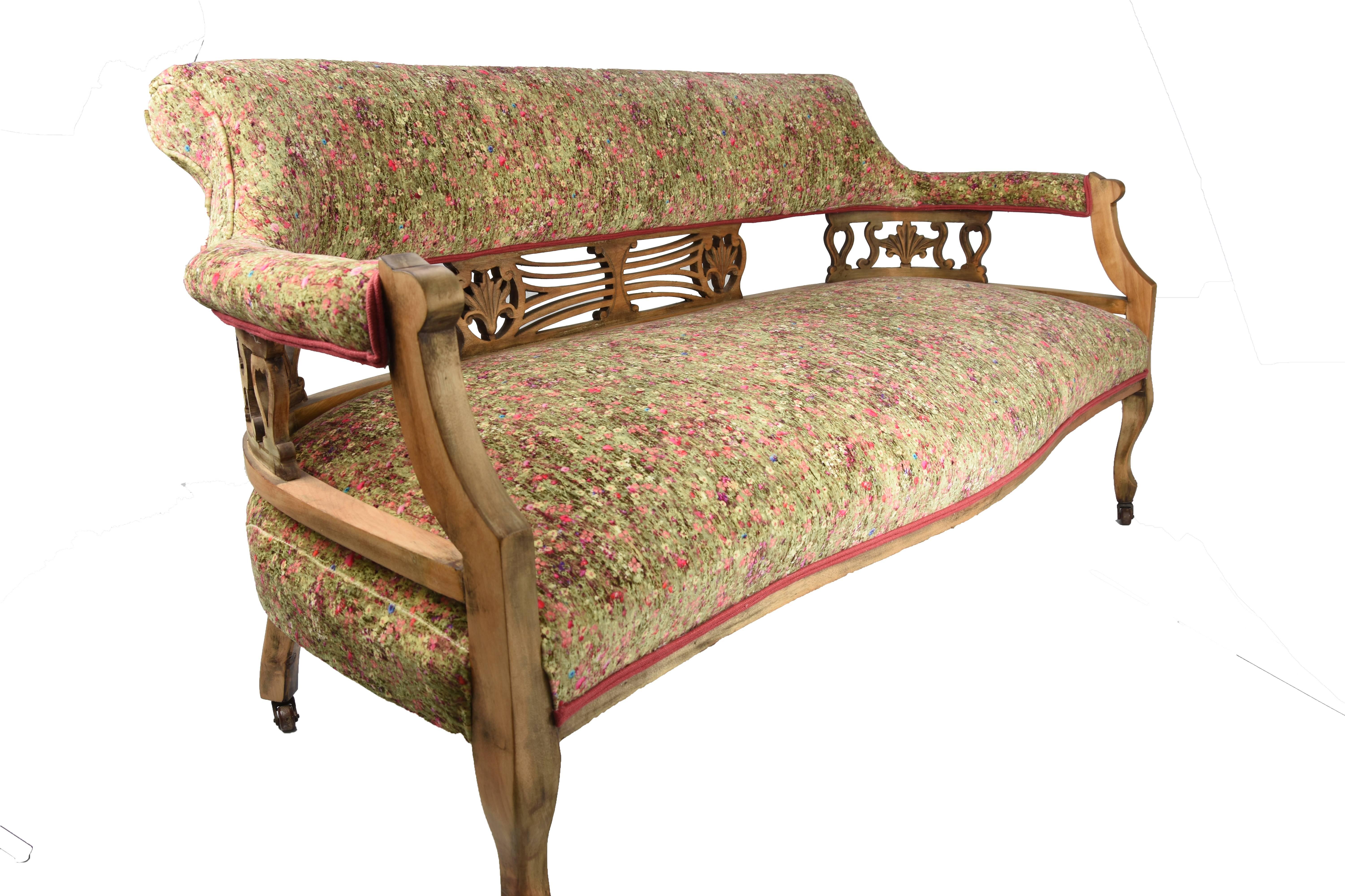 An outstanding victorian sofa upholstered with great care using traditional techniques. Covered with an elegant velvet material, this unique piece features a lovely carving wood detail. An astonishing vintage piece for your lovely home. 