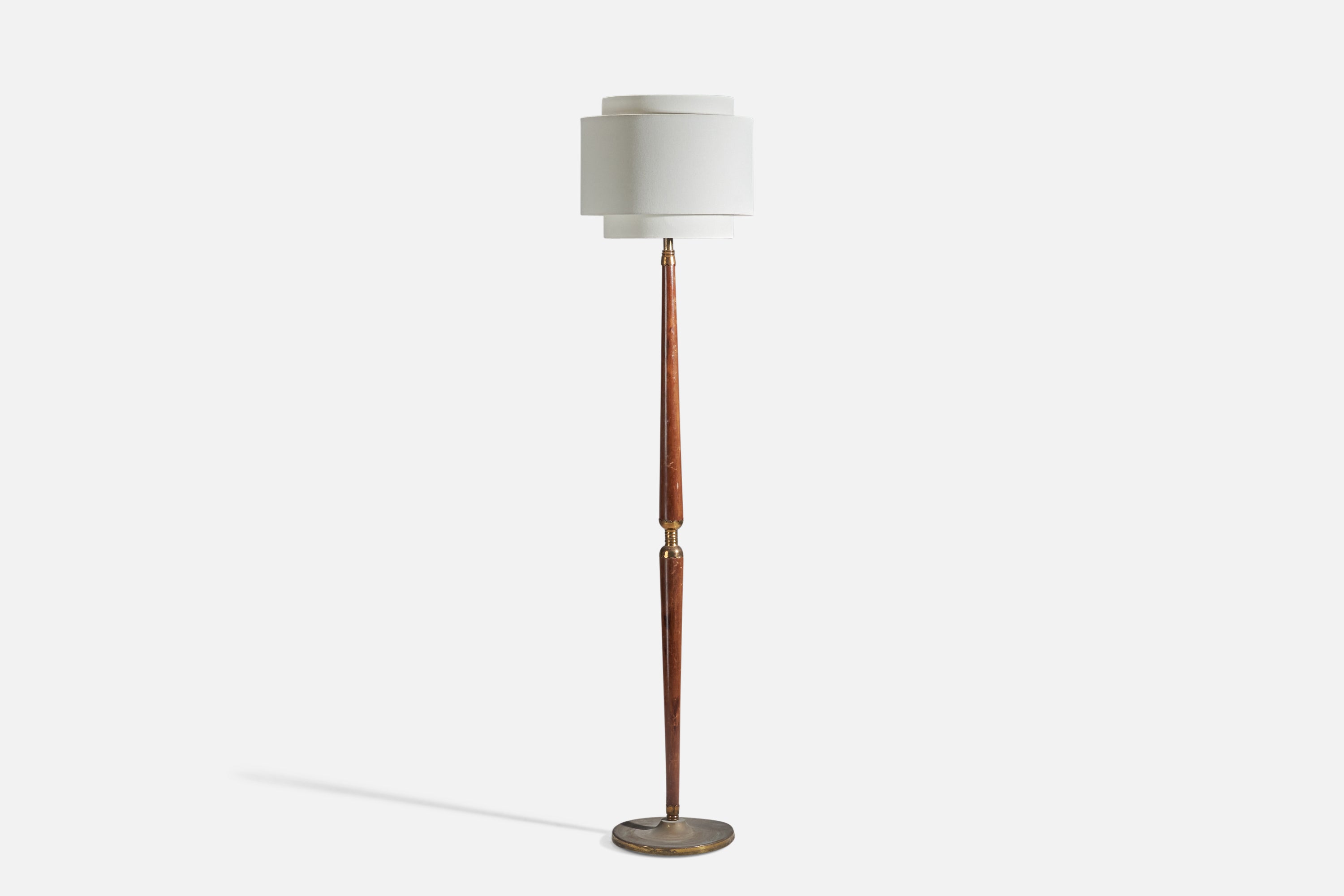 Lampadaire en acajou teinté foncé, laiton et tissu produit et conçu en Italie, années 1940.

Vendu avec abat-jour. Les dimensions indiquées sont celles du lampadaire avec abat-jour. 

La douille accepte les ampoules standard E-26 à culot moyen.

Il