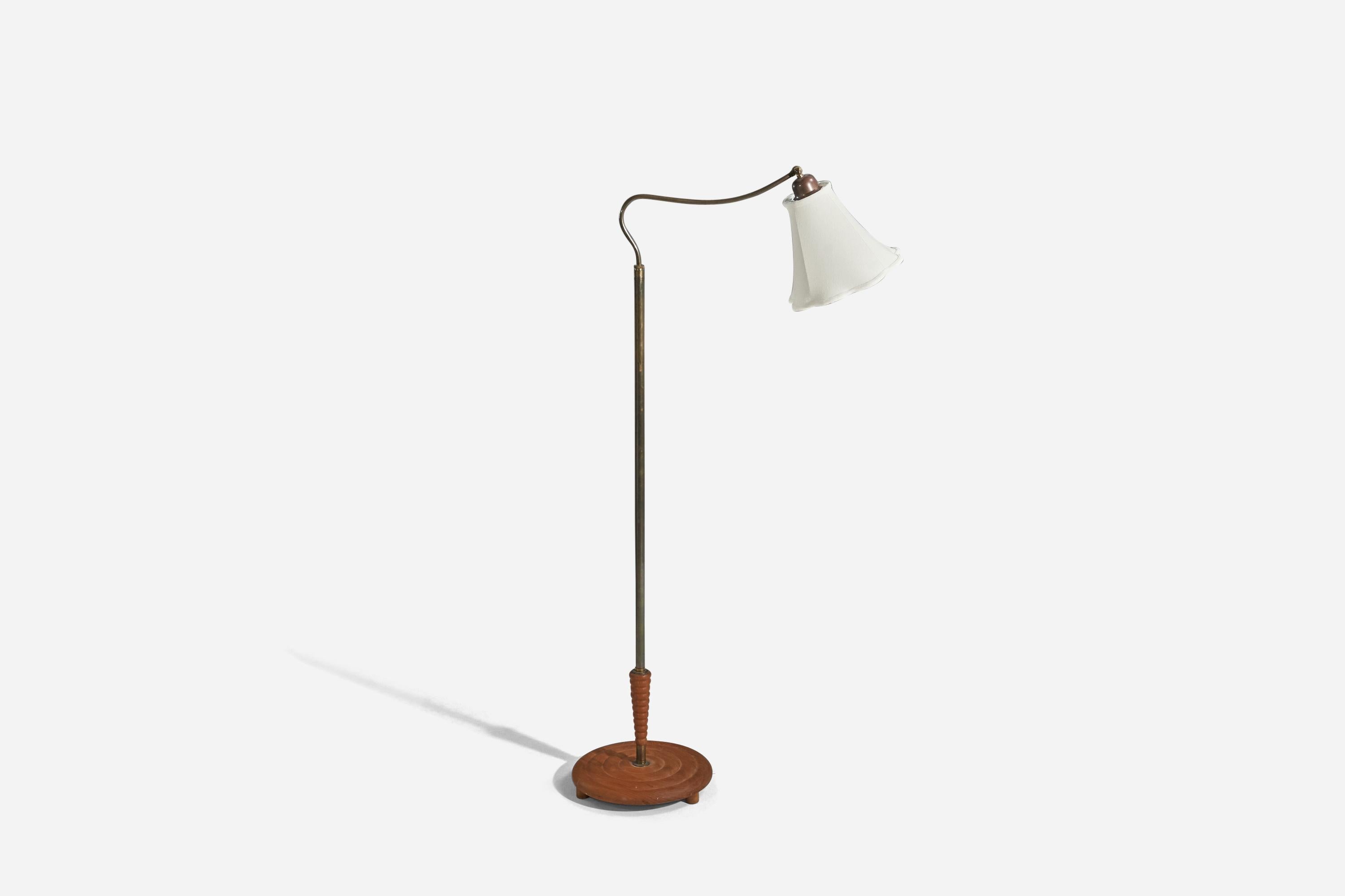 Eine verstellbare Stehlampe aus Messing, Holz und weißem Stoff, entworfen und hergestellt in Schweden, 1940er Jahre. 

