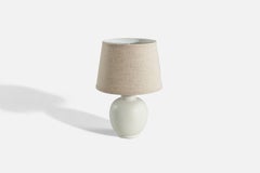 Upsala Ekeby, Lámpara de mesa, loza vidriada blanca, latón, Suecia, años 40