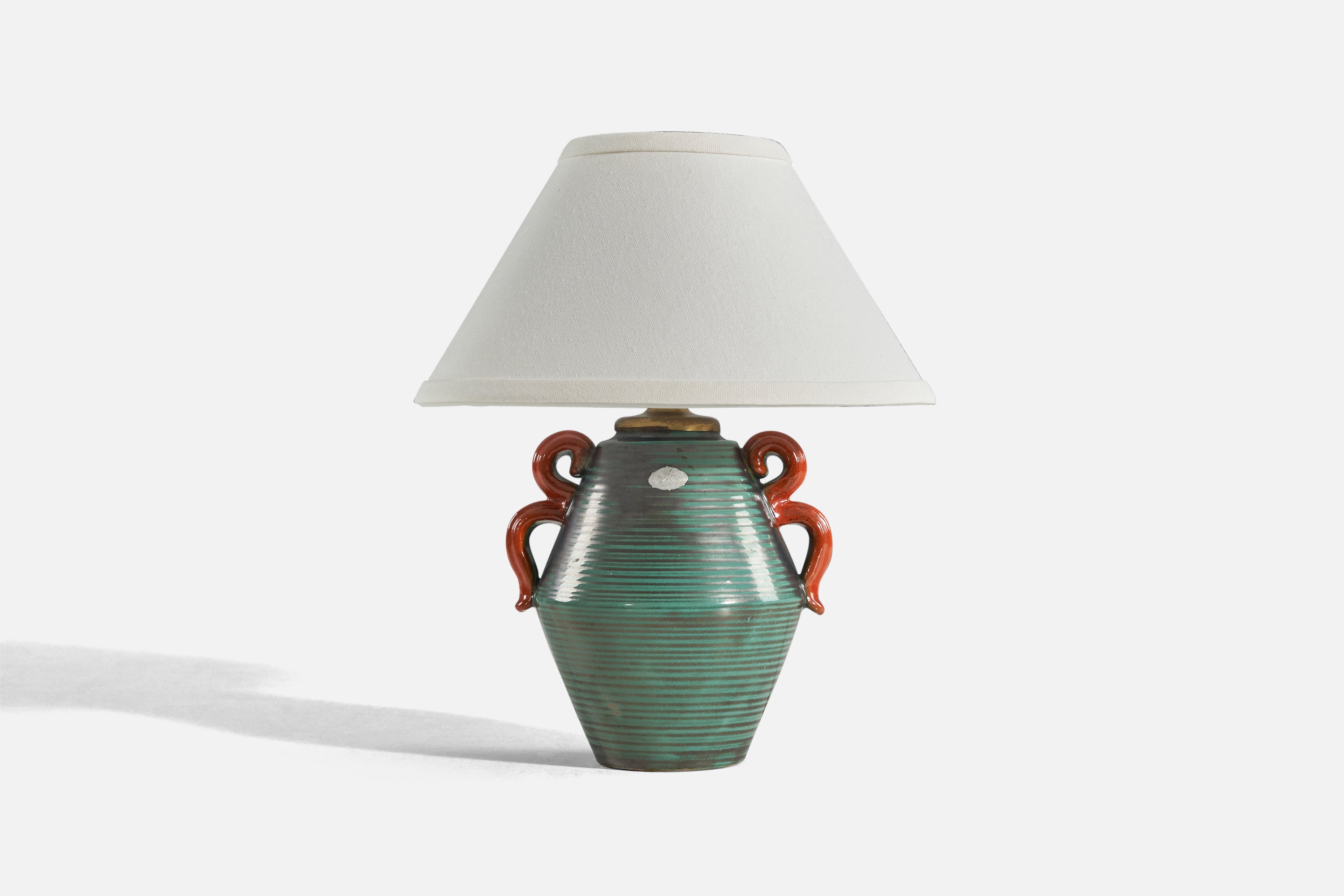 Upsala Ekeby, Tischlampe, grün und rot glasiertes Steingut, Messing, Schweden, 1940er Jahre im Angebot