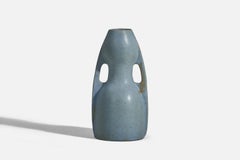 Martin Svensson, Vase, hellblau glasiertes Steingut, Höganäs, Schweden, 1930er Jahre