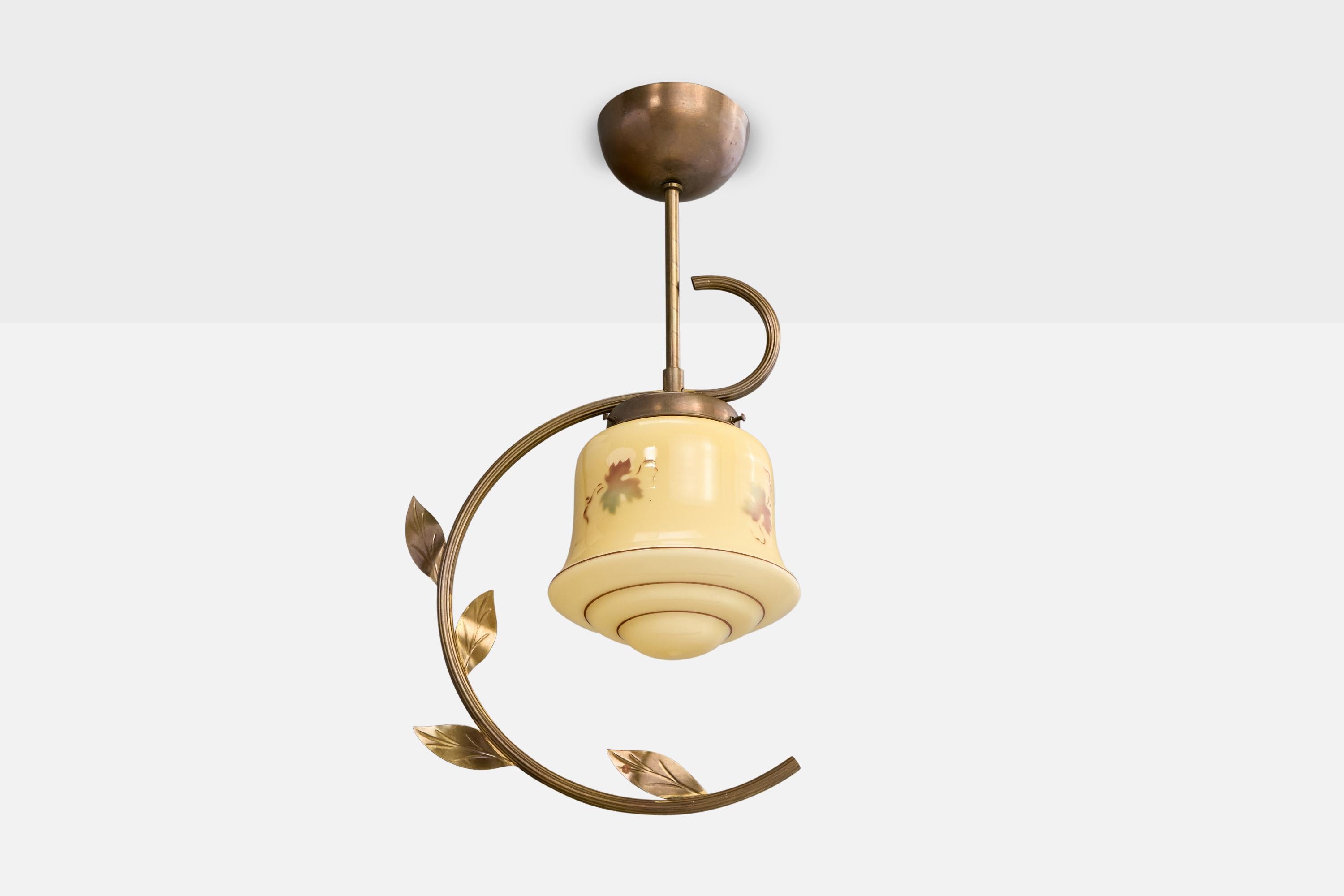 Lampada a sospensione in ottone e vetro opalino beige a stampa floreale progettata e prodotta in Svezia, anni '30 circa.

Dimensioni complessive (pollici): 18,5