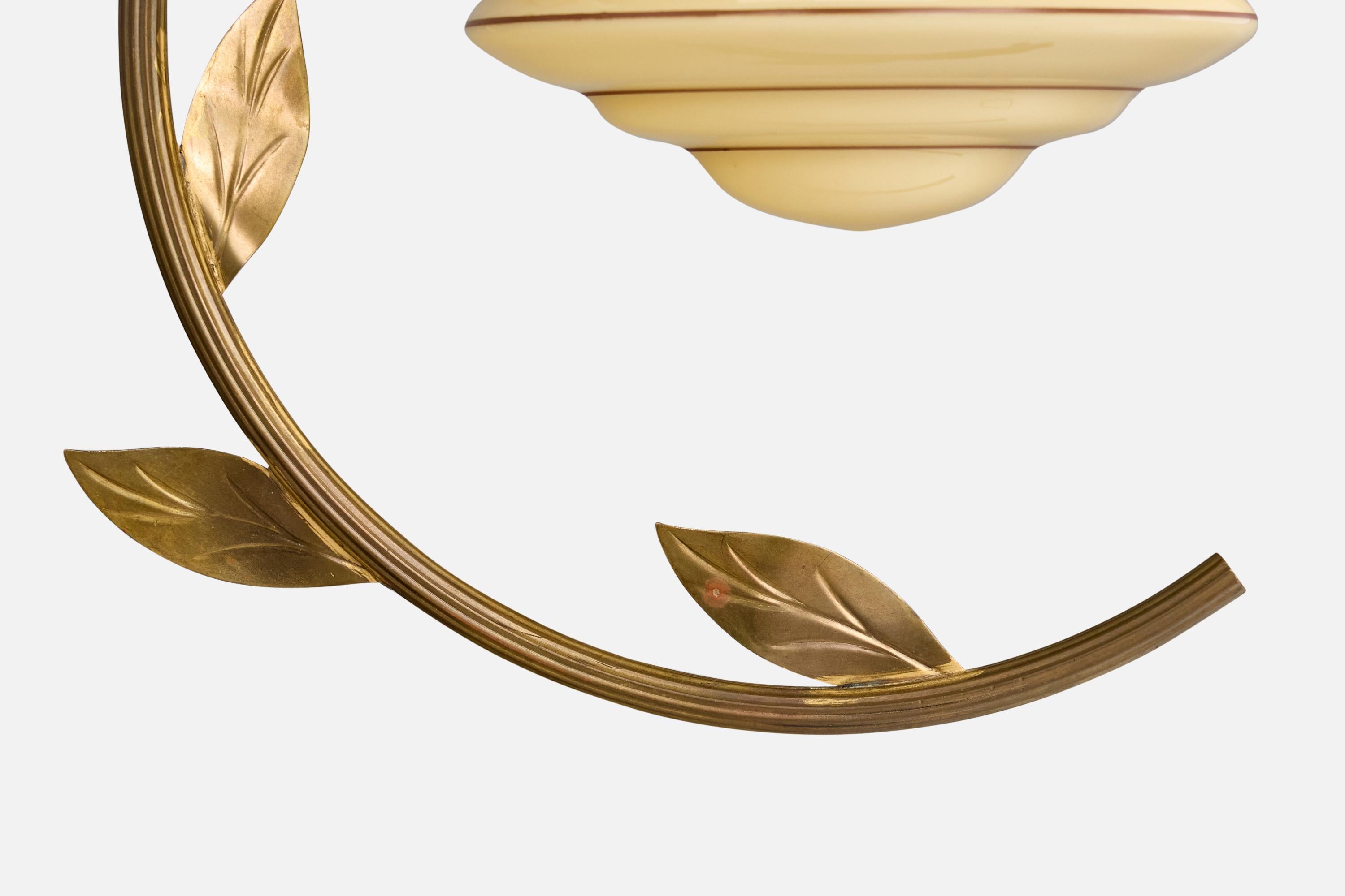 Metà XX secolo Designer svedese, lampada a sospensione, ottone, vetro, Svezia, anni '1930 in vendita