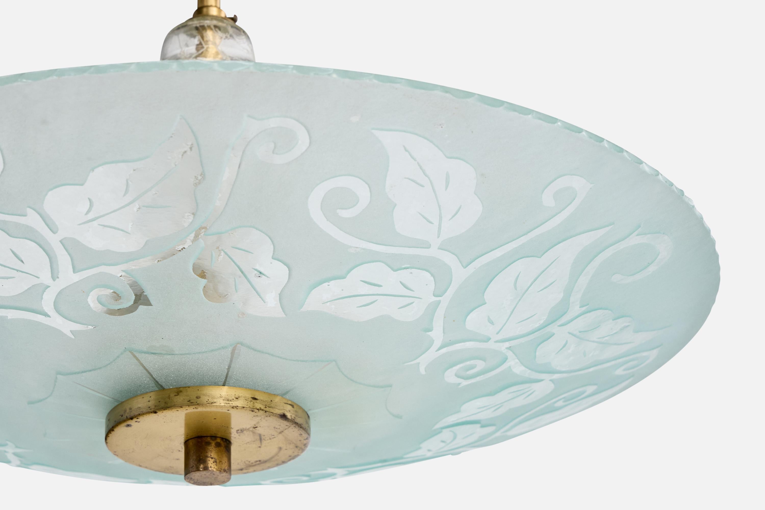 Metà XX secolo Designer svedese, lampada a sospensione, vetro, ottone, Svezia, anni '40 in vendita