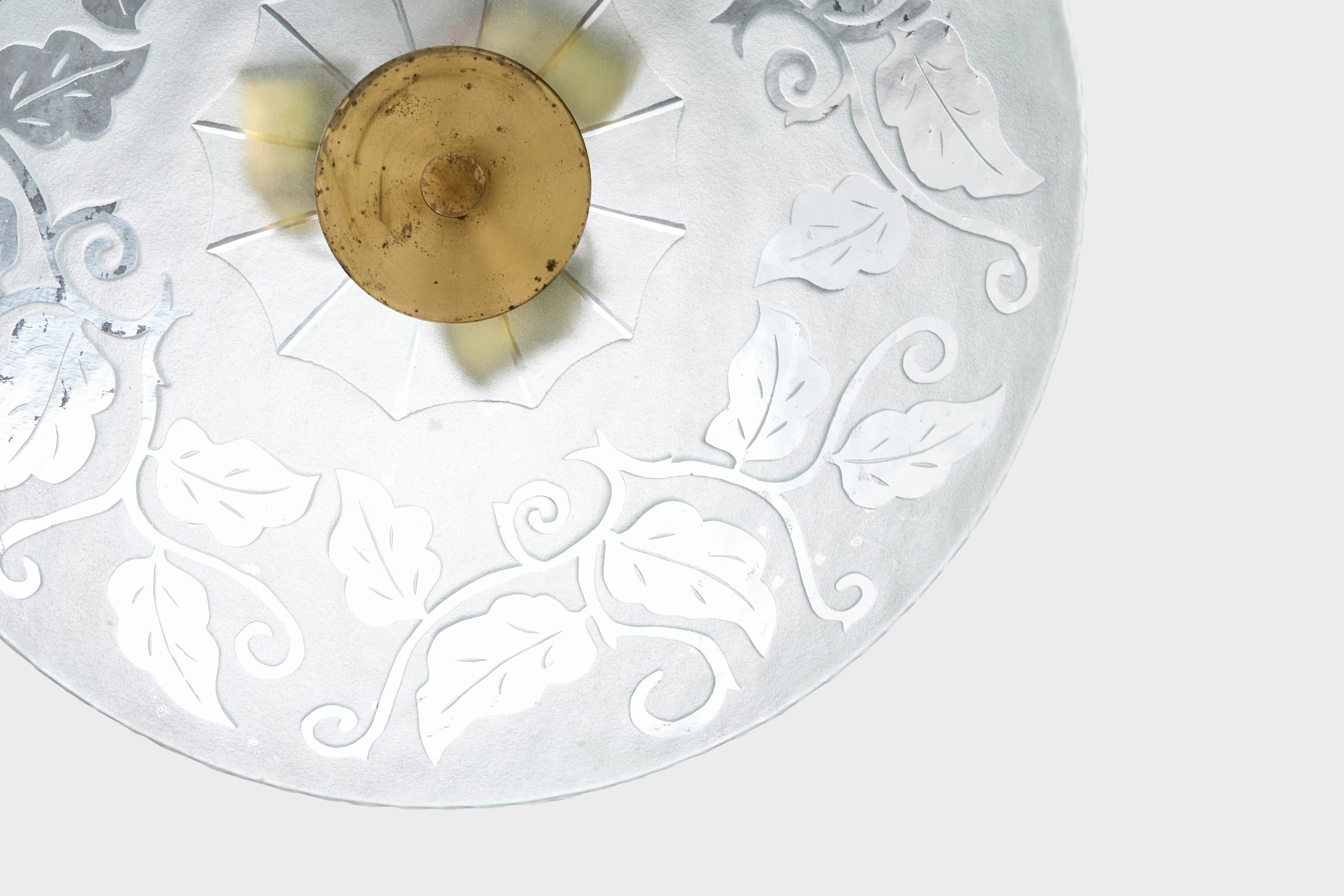 Ottone Designer svedese, lampada a sospensione, vetro, ottone, Svezia, anni '40 in vendita