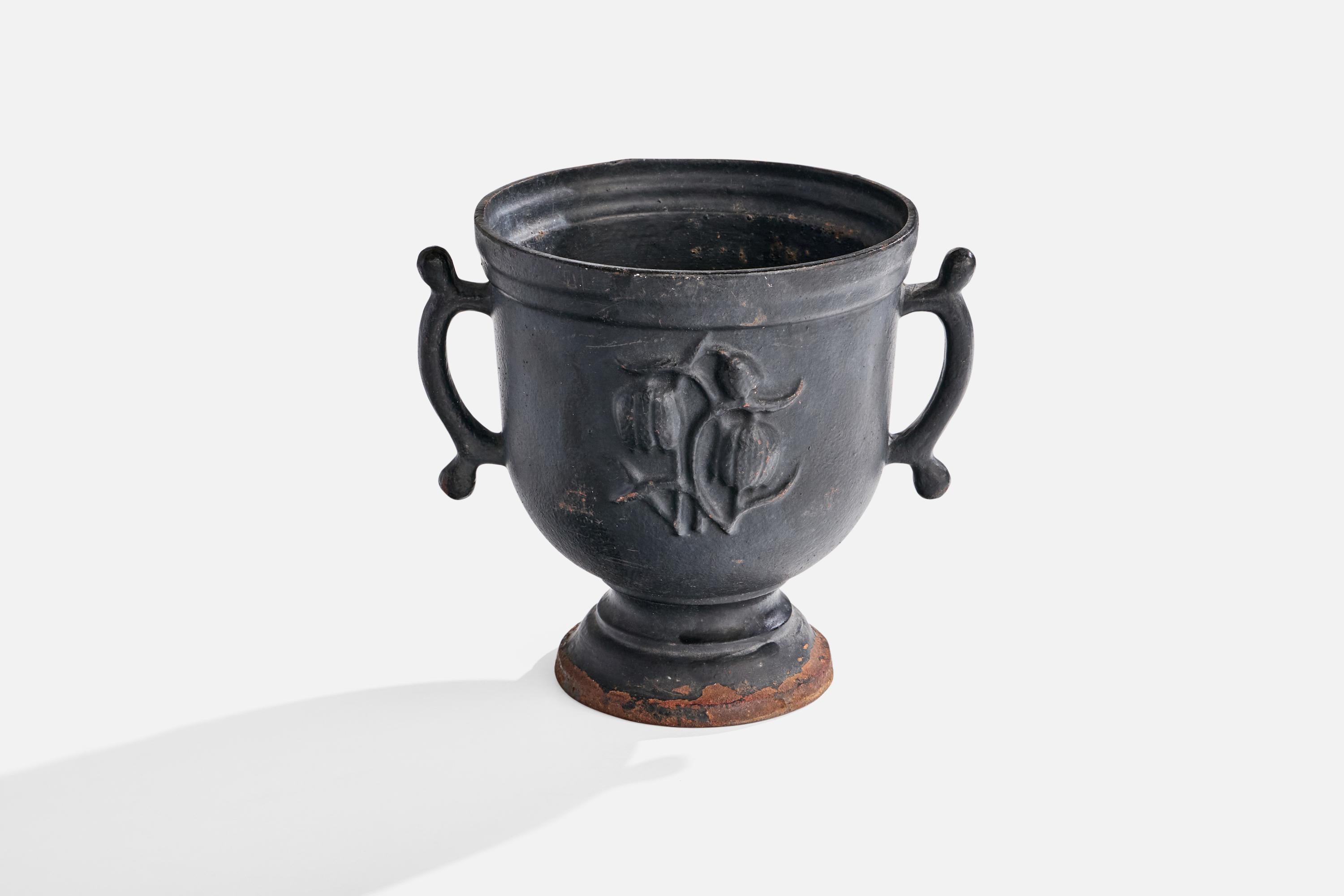 Vaso o urna in ghisa dipinta di nero prodotto da Alunda Gjuteri, Svezia, anni '50 circa.

Dimensioni complessive (pollici): 8,5 