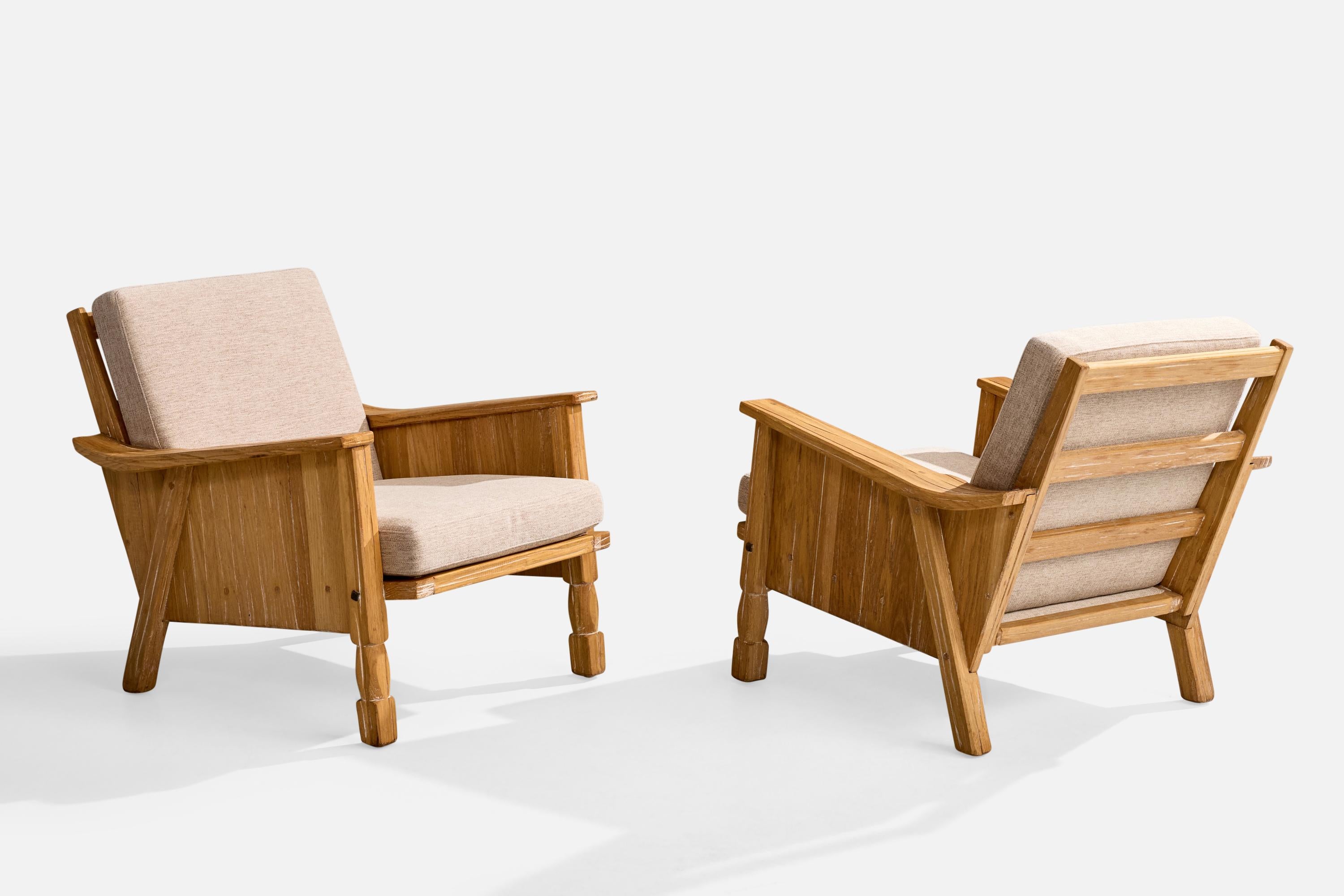 Un par de sillones de roble y tela beige diseñados y fabricados por A. Brandt Ranch Oak, EE.UU., años 50.

Dimensiones totales (pulgadas): 29,0 
