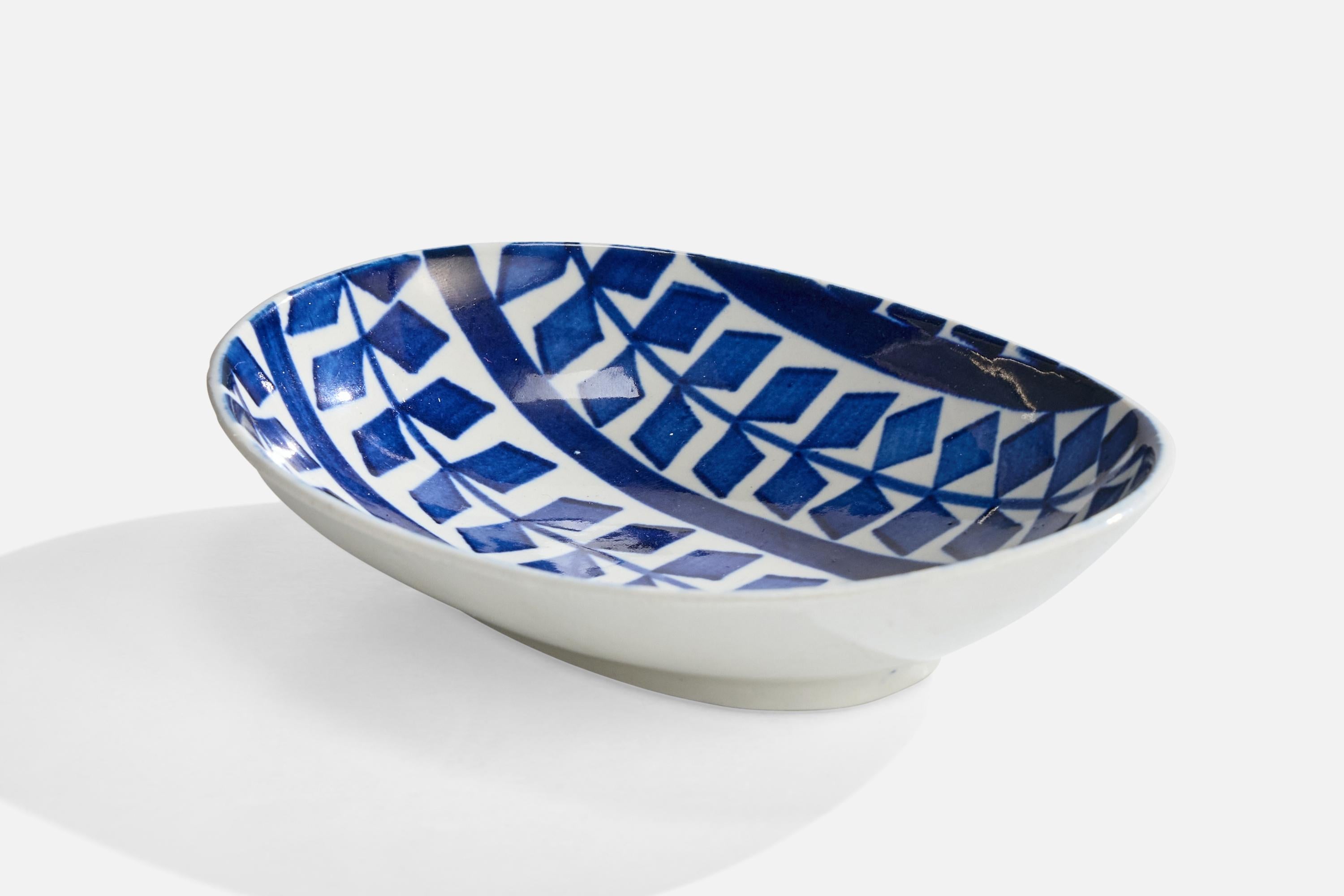 Piatto in gres smaltato blu e bianco disegnato da Karin Björquist e prodotto da Gustavsberg, Svezia, anni '50 circa.

Dimensioni complessive (pollici): 1,5 