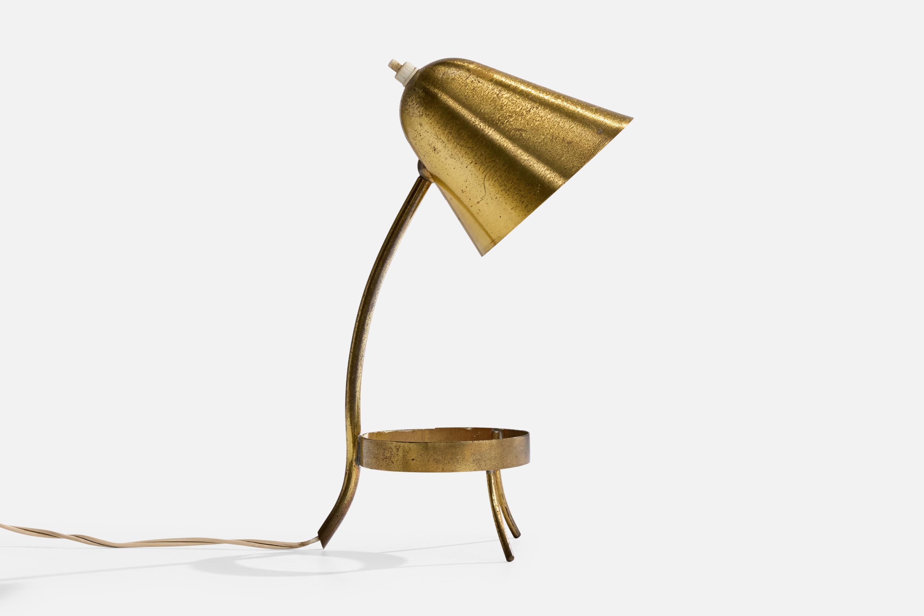 Lámpara de sobremesa regulable de latón atribuida a Jacques Biny para Lumanlite, Francia, c. 1950.

Fuerte oxidación presente en el latón de toda la pieza

La sombra es ajustable; se mide como se muestra

Dimensiones de la lámpara (pulgadas): 11,25