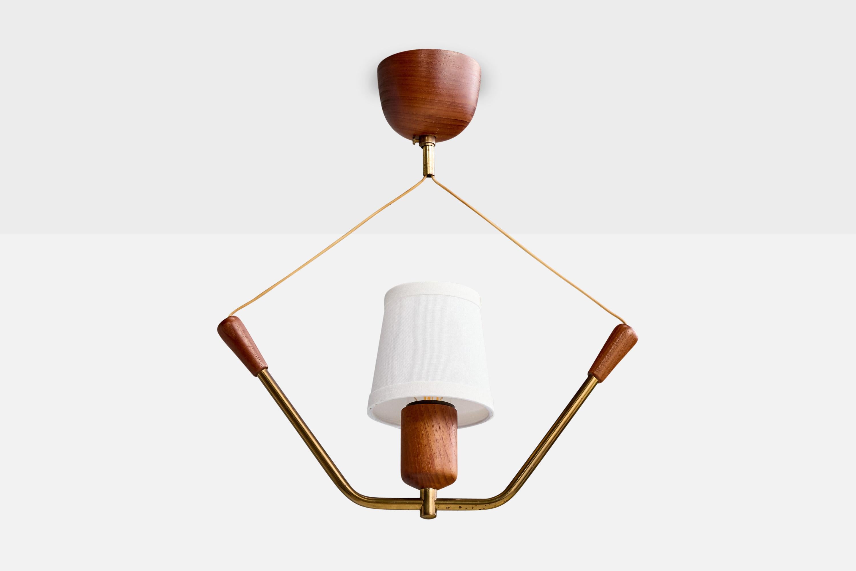 Suspension en teck, laiton et tissu blanc, conçue et produite en Suède, C.C. 1950.

Présence d'oxydation sur le laiton

Usure correspondant à l'âge et à l'usage.

Dimensions globales (pouces) : 15 
