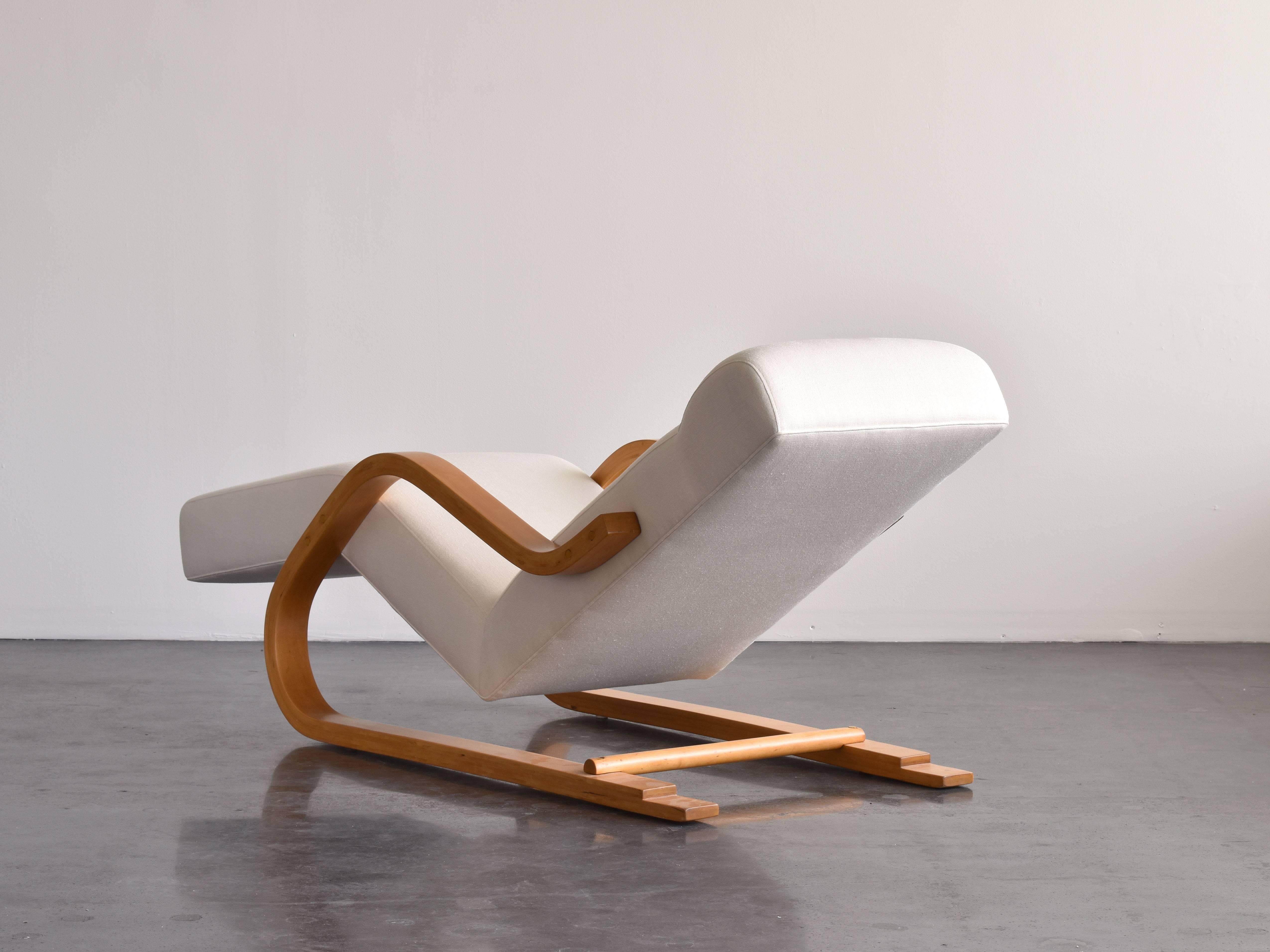 Organic Modern Alvar Aalto, Early and Rare Cantilevered Chaise in White Fabric, circa 1937