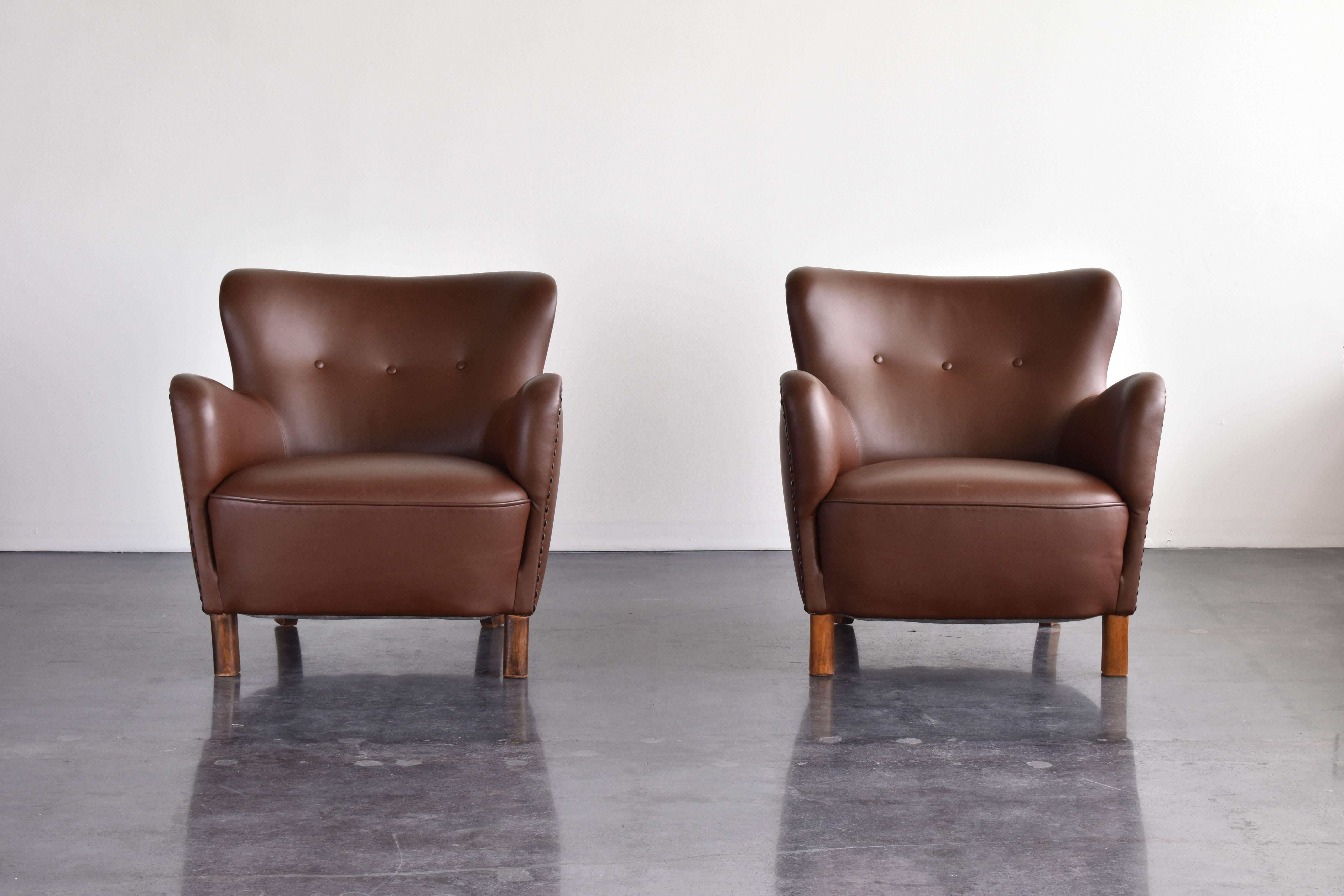 Scandinavian Modern Fritz Hansen, Pair of Club Chairs in Brown Leather with Brass Nails, 1940s