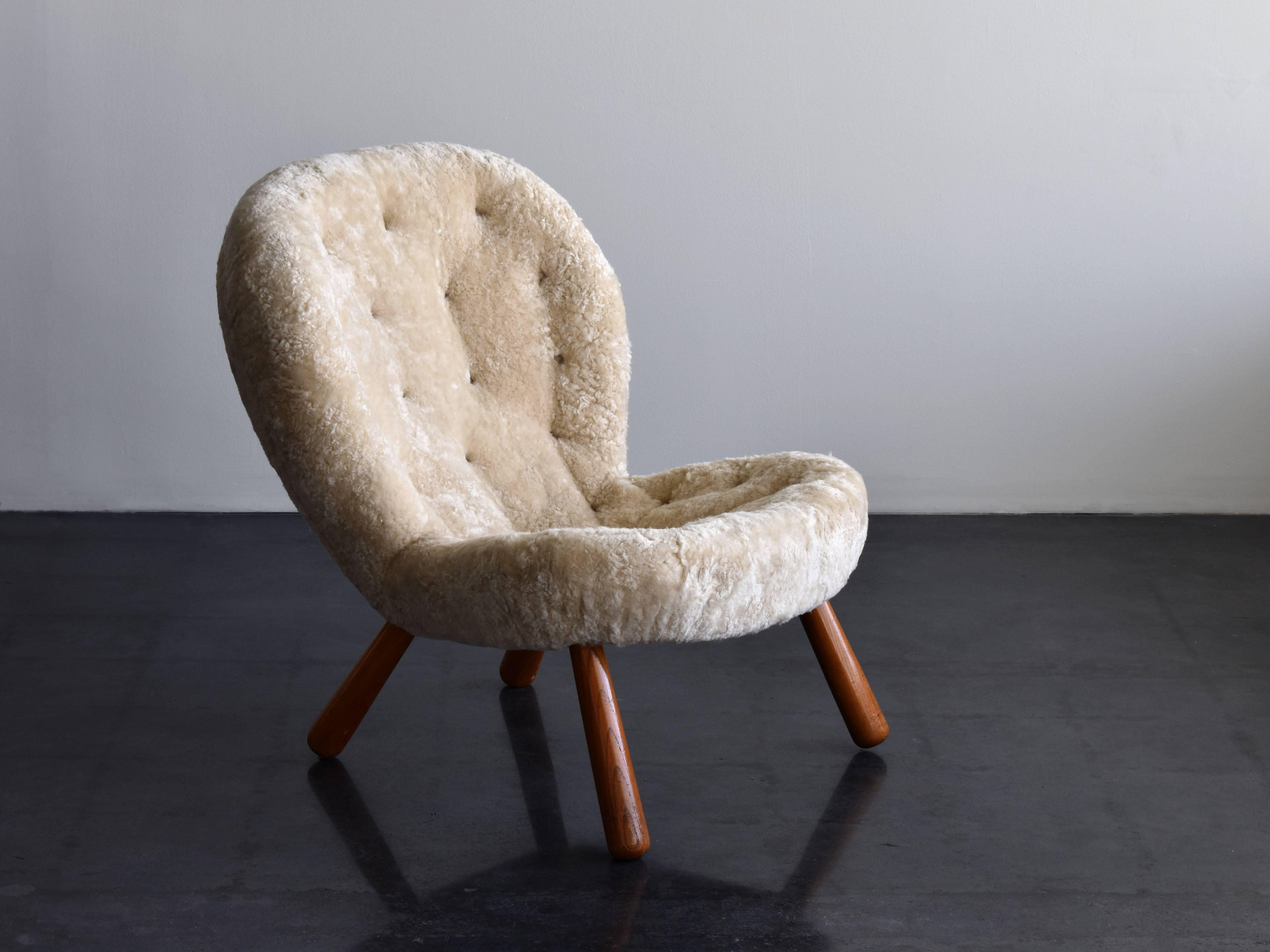 Beautiful and comfortable lounge chair designed by Danish architect Philip Arctander. Recently upholstered in sheep wool. Designed 1944, and manufactured in the 1940s by Nordisk Staal & Møbel Central, Denmark.

Shares it's organic language with
