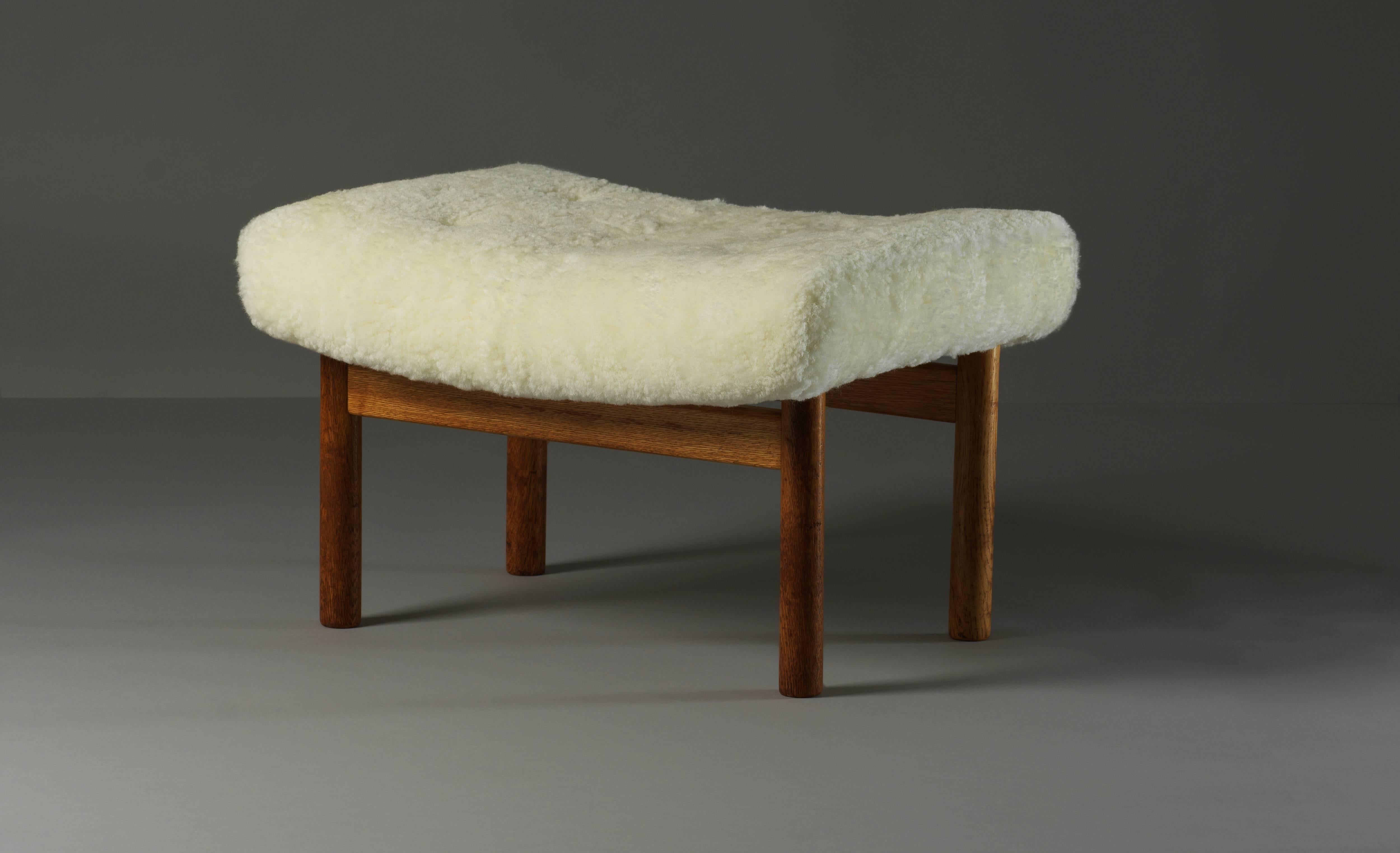 Ejner Larsen & Axel Bender Madsen, Lounge Chair, Ottoman, Lambskin and Oak, 1961 In Excellent Condition In High Point, NC