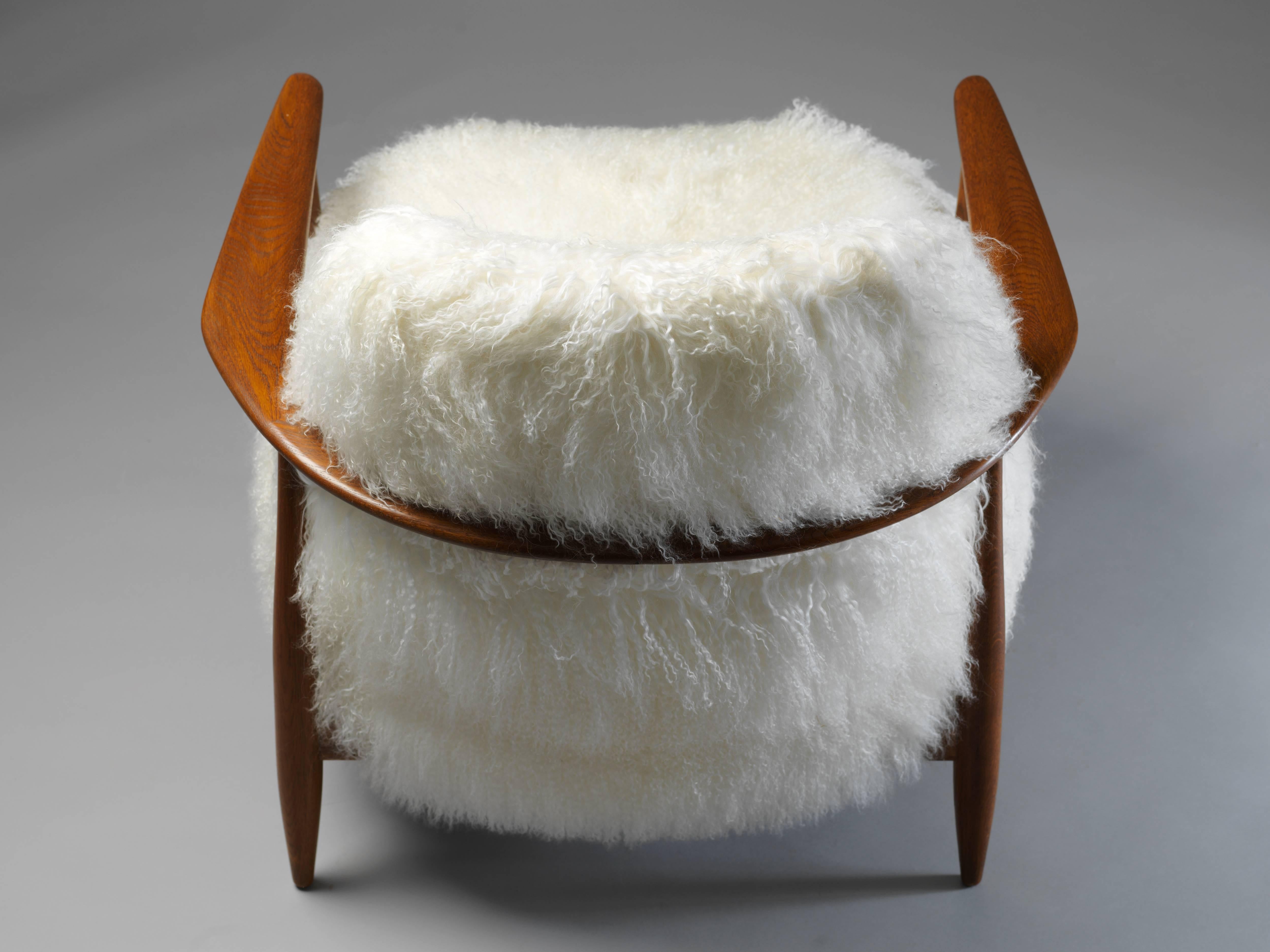 Ib Kofod-Larsen Attributed, Lounge Chair in White Lambskin, Stained Oak, 1950s In Excellent Condition In High Point, NC