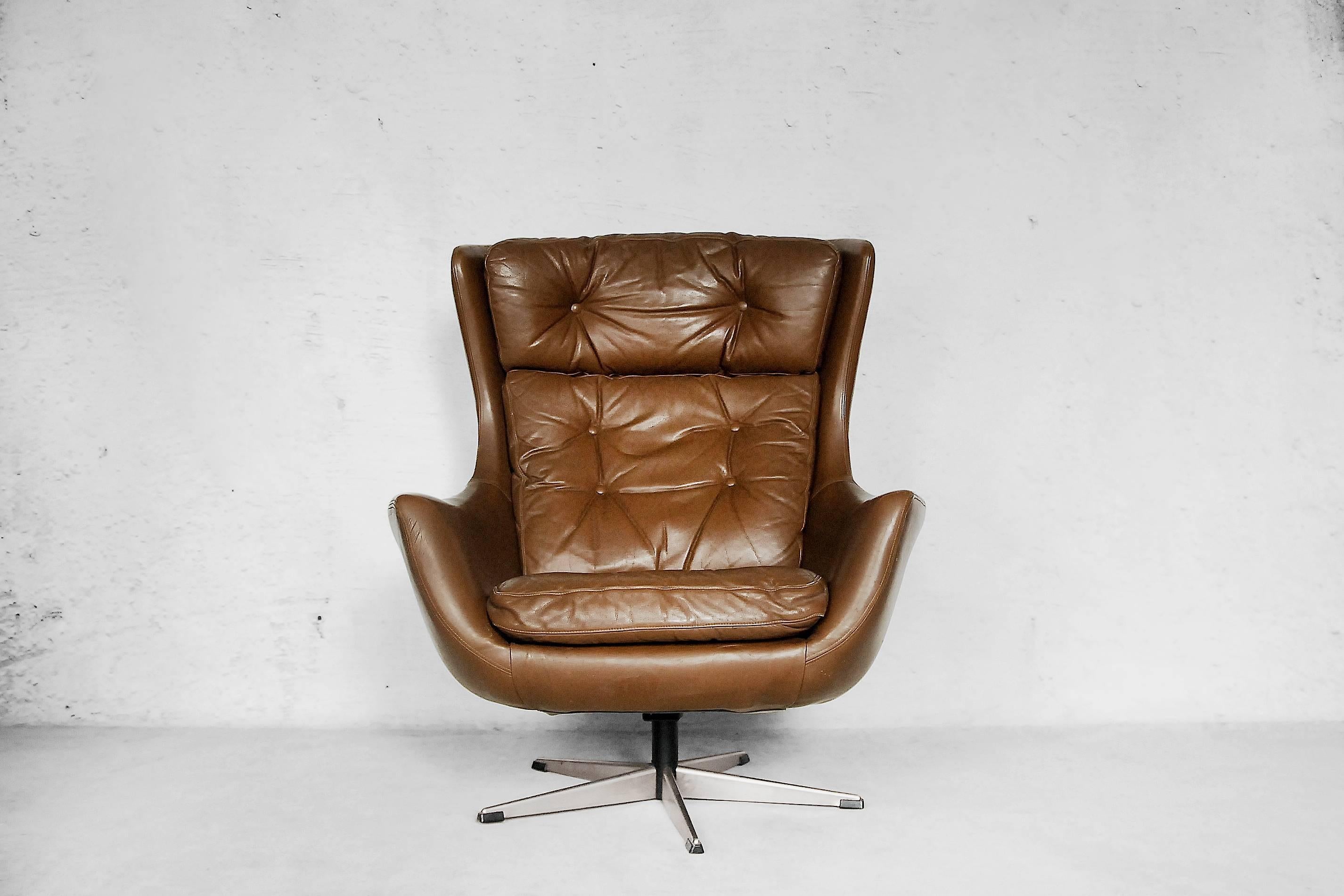 Mid-20th Century Mid-Century Modern Leather Egg Shaped Chair, 1960s