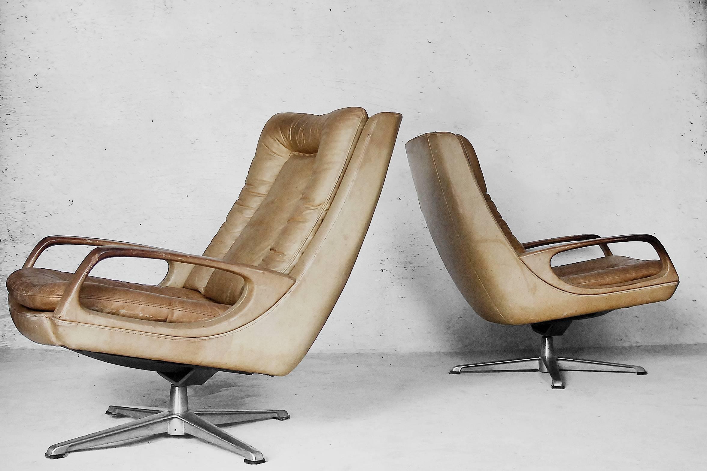 Swivel Leather Chairs by Carl Straub, 1950s, Set of Two In Fair Condition For Sale In Warsaw, PL