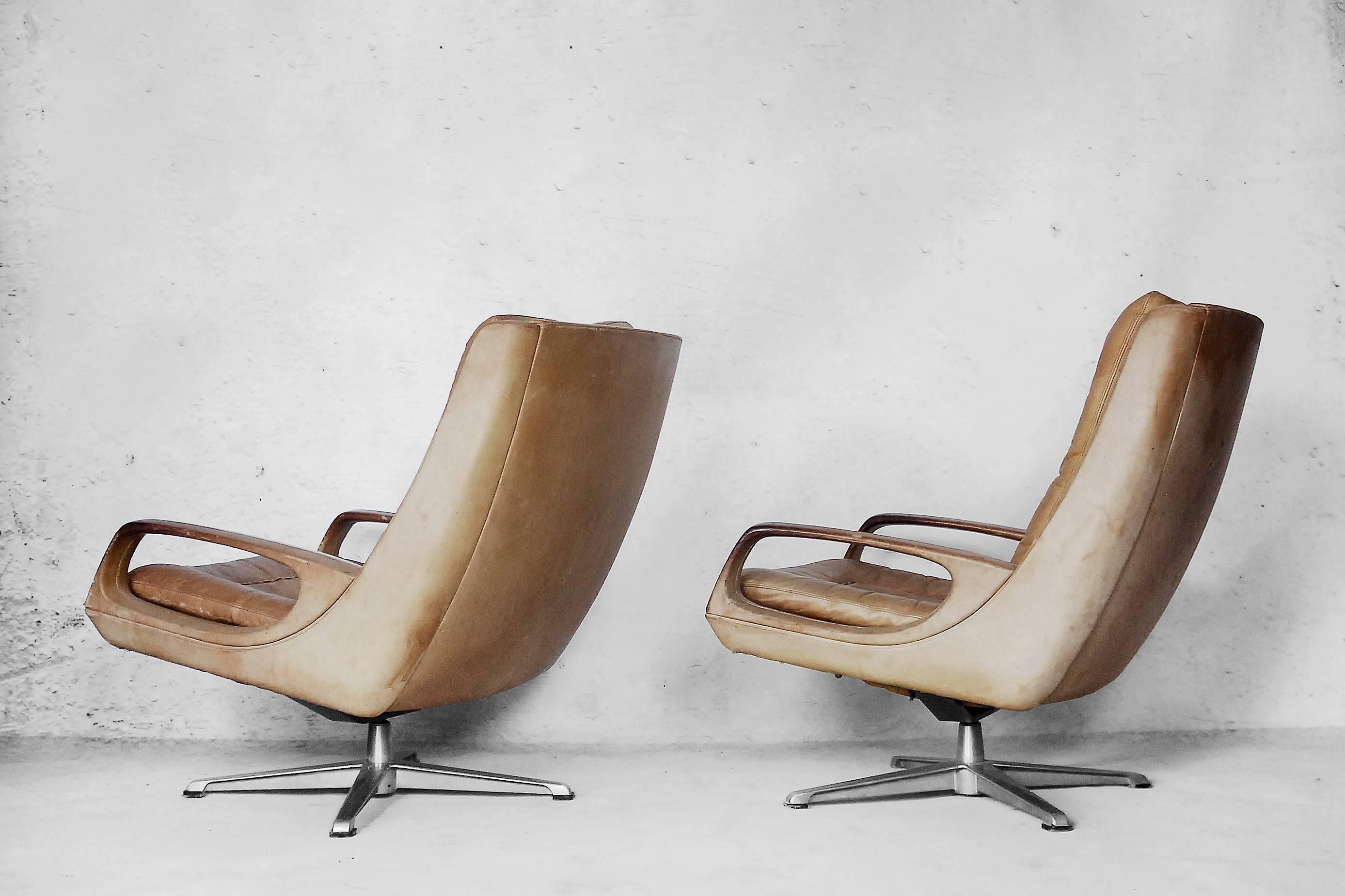 Mid-20th Century Swivel Leather Chairs by Carl Straub, 1950s, Set of Two For Sale