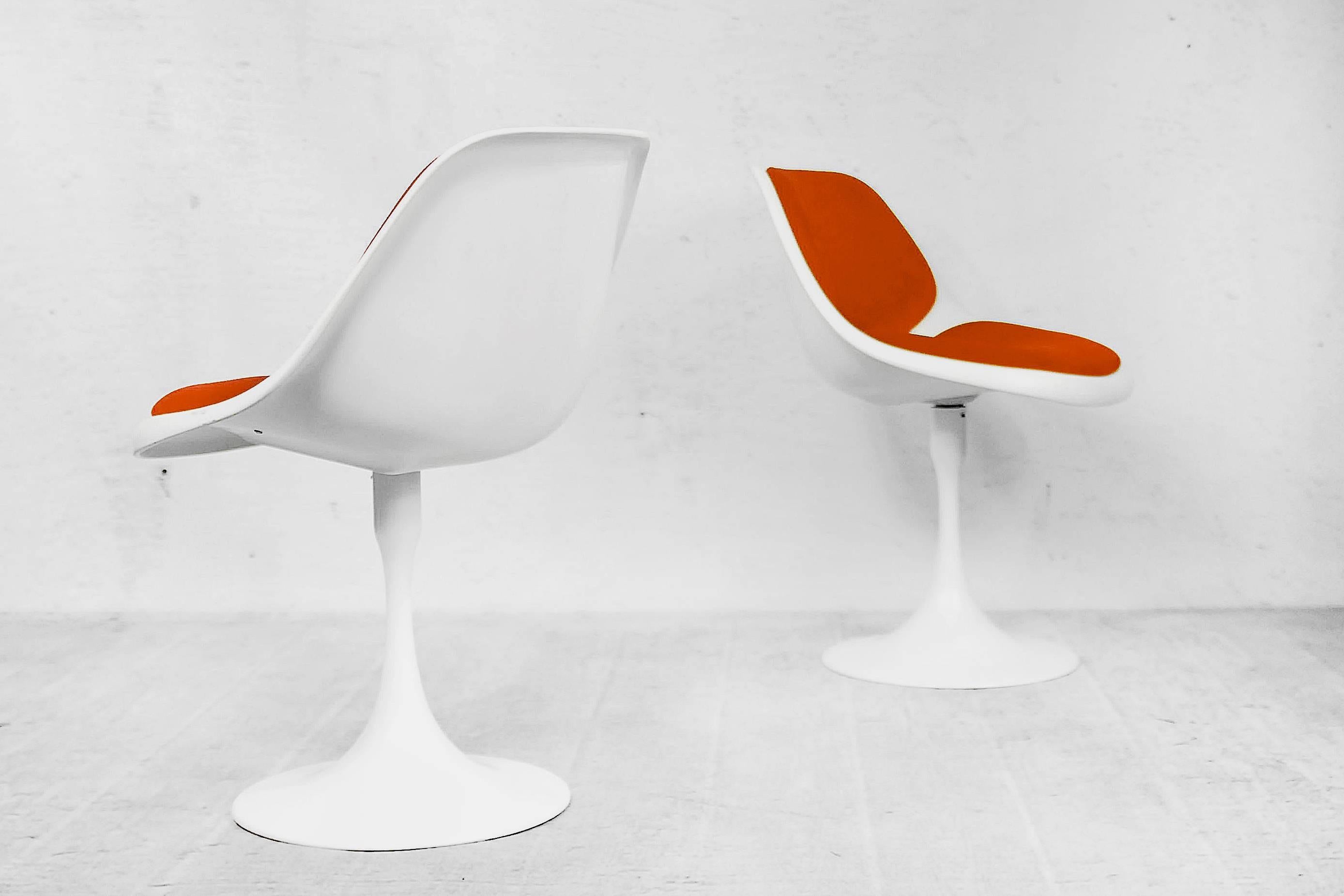 This set of two tulip chairs was designed in the 1970s. They are swivel chairs, made from fiberglass, and feature the original red upholstery. The base is made from aluminium. Original condition.