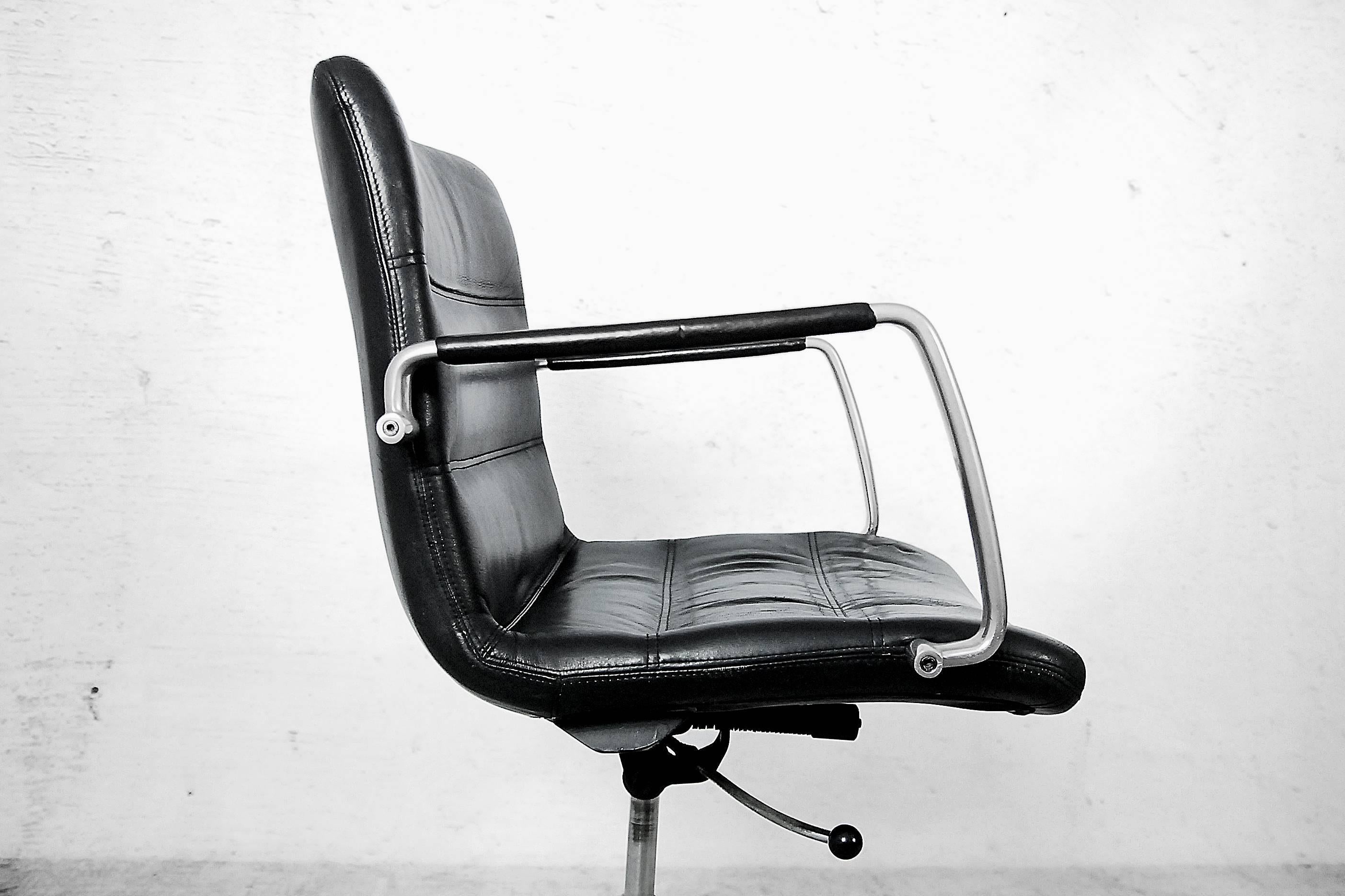 This modern office swivel chair from the 8000 series was designed by Danish designer and professor Jørgen Kastholm for Kusch & Co in Germany in 1972. Kastholm exhibited his creations at many European and American exhibitions to establish himself as
