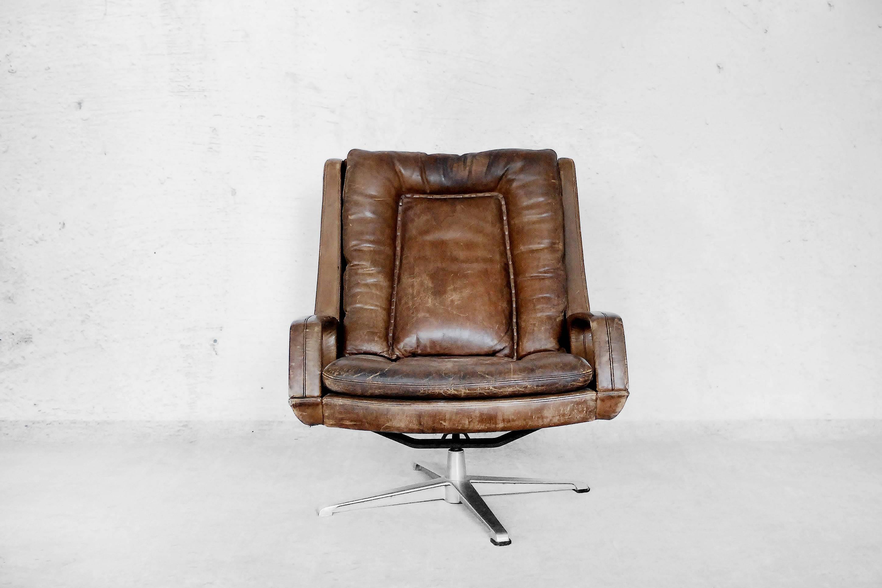 Swivel Leather Lounge Chair by Carl Straub, 1950s For Sale 1