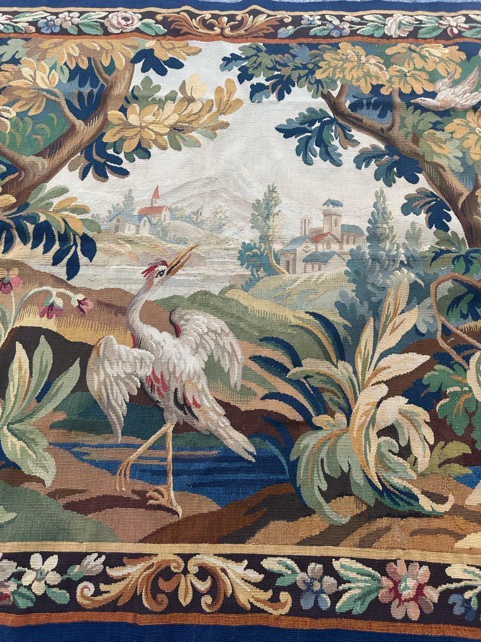 Français Jolie tapisserie française ancienne d'Aubusson avec jardinières et oiseaux en vente
