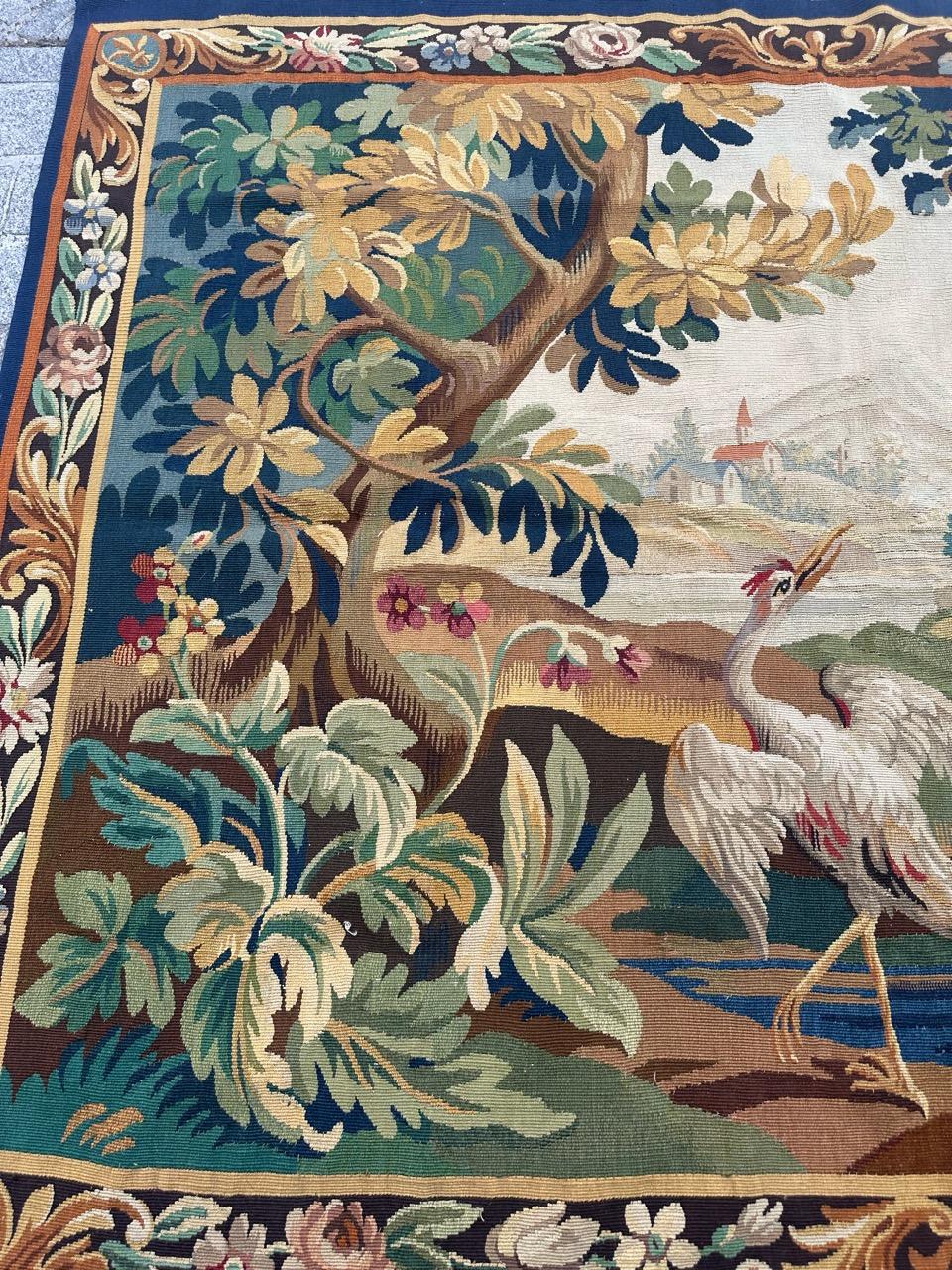 Tissé à la main Jolie tapisserie française ancienne d'Aubusson avec jardinières et oiseaux en vente