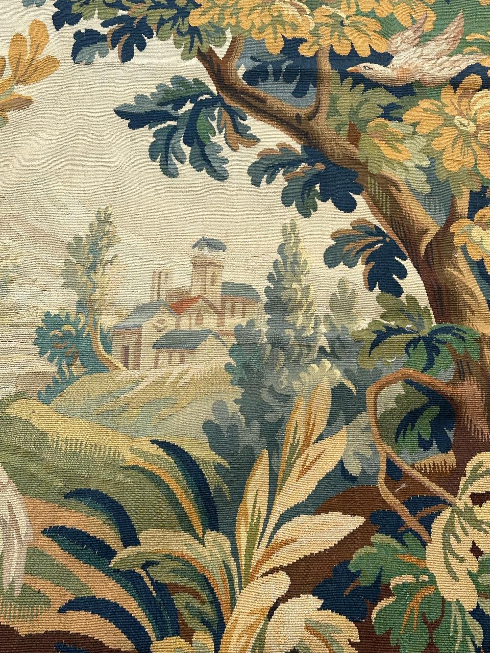 20ième siècle Jolie tapisserie française ancienne d'Aubusson avec jardinières et oiseaux en vente