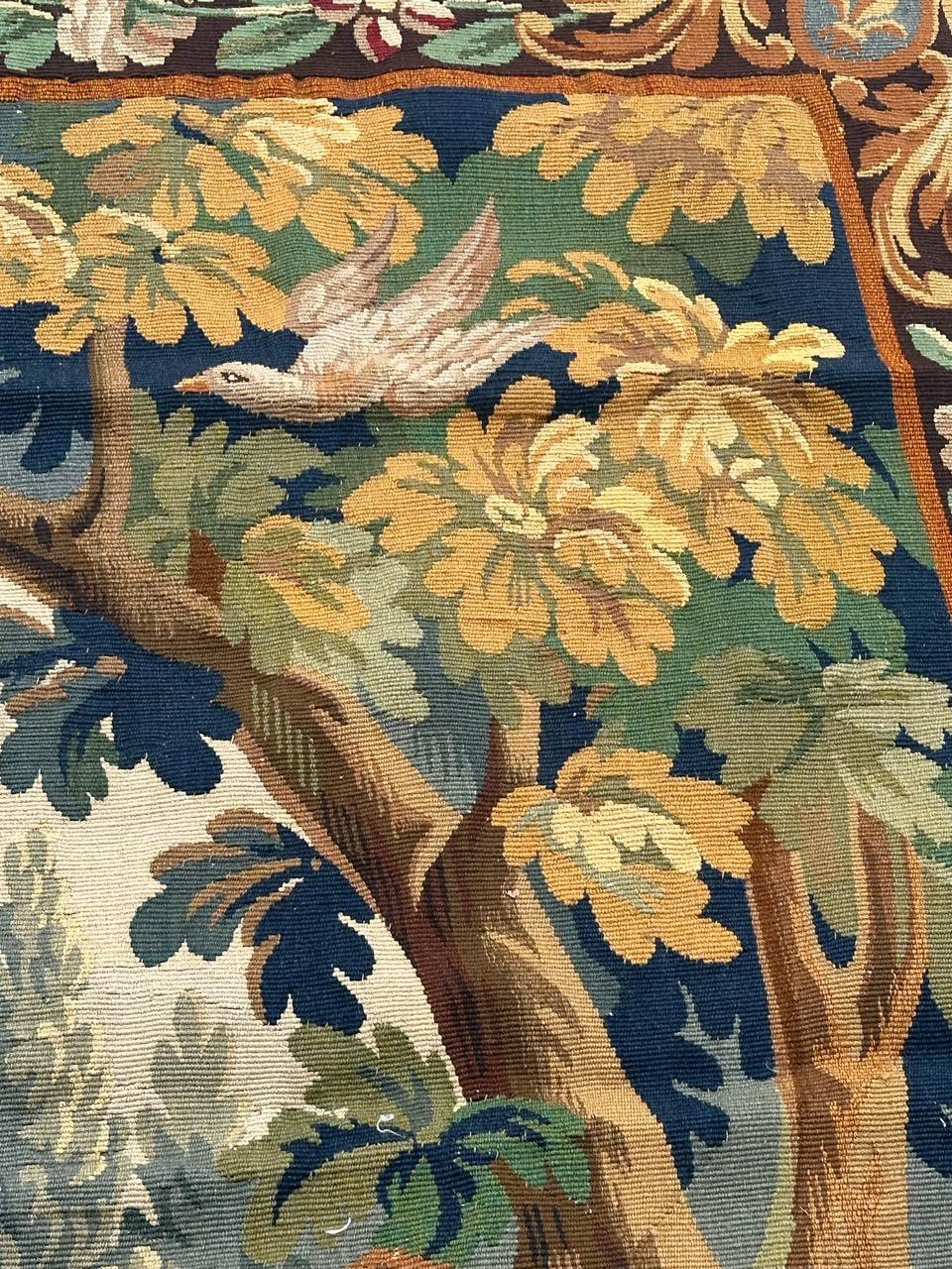 Jolie tapisserie française ancienne d'Aubusson avec jardinières et oiseaux en vente 2