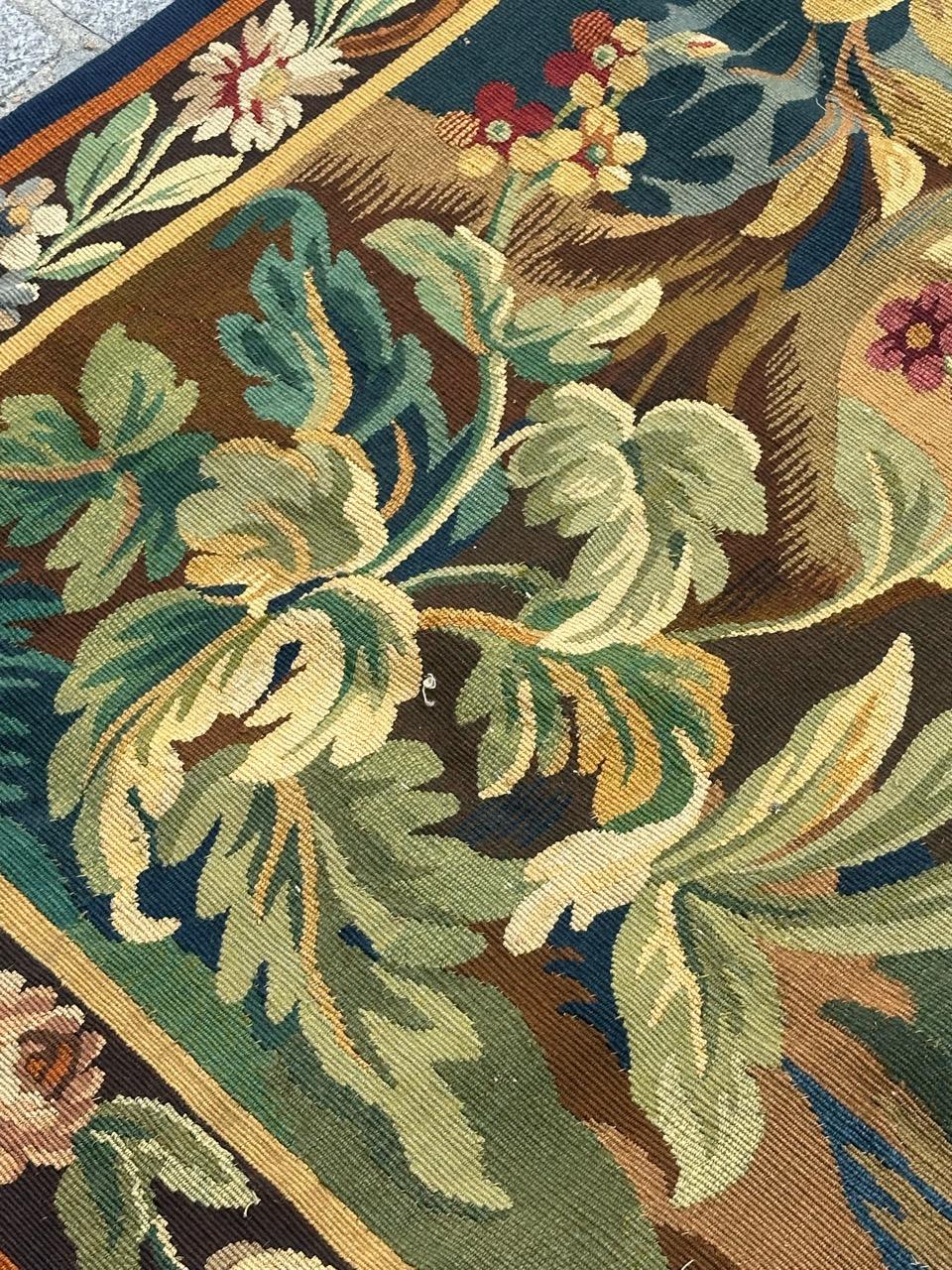 Jolie tapisserie française ancienne d'Aubusson avec jardinières et oiseaux en vente 5