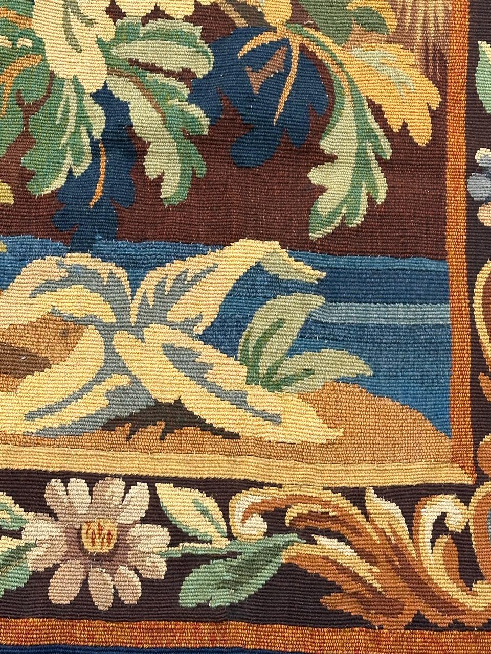 Jolie tapisserie française ancienne d'Aubusson avec jardinières et oiseaux en vente 3