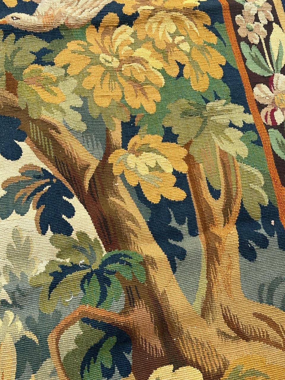 Jolie tapisserie française ancienne d'Aubusson avec jardinières et oiseaux en vente 6