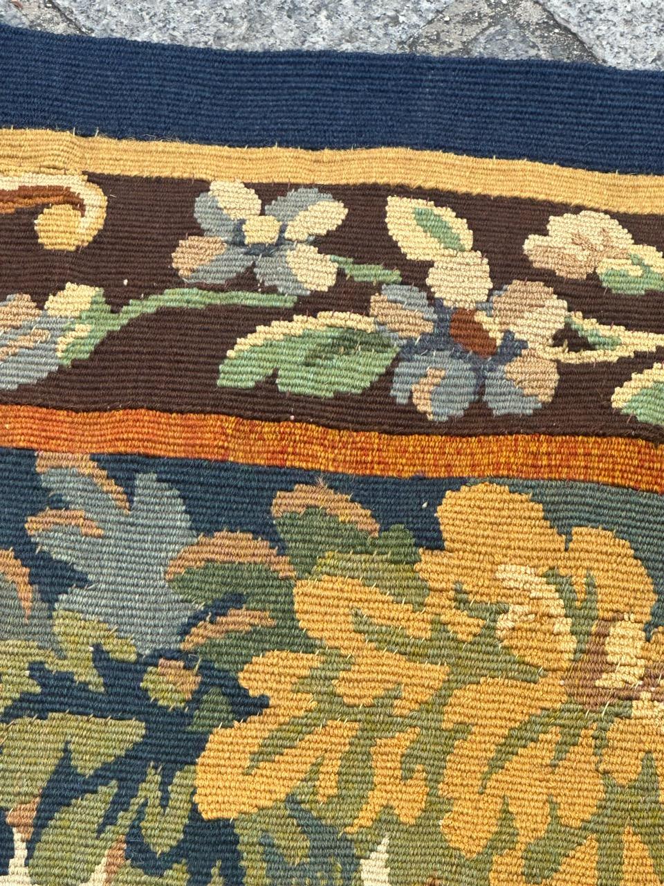 Jolie tapisserie française ancienne d'Aubusson avec jardinières et oiseaux en vente 8
