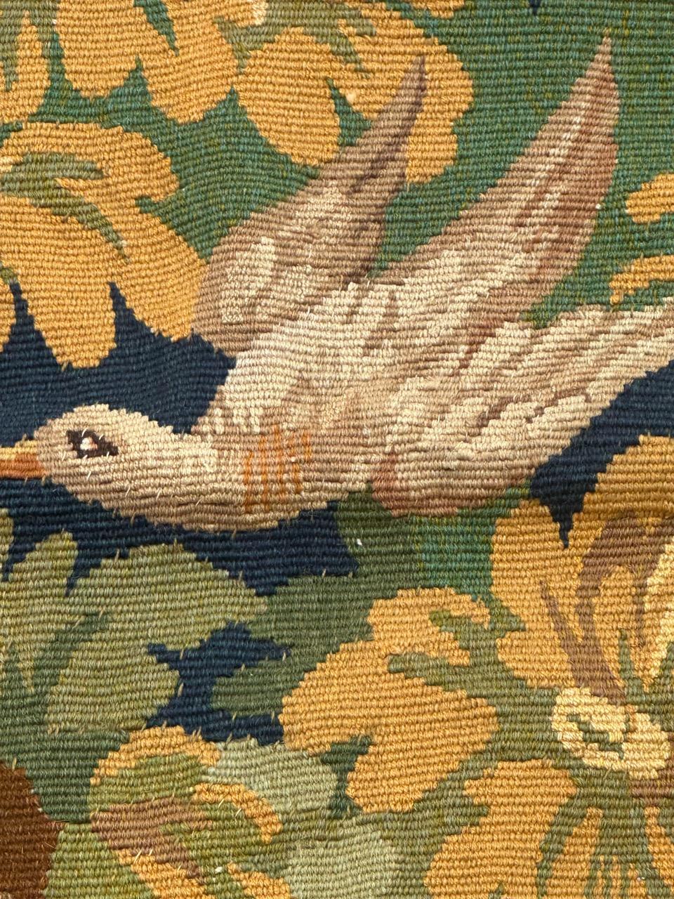 Jolie tapisserie française ancienne d'Aubusson avec jardinières et oiseaux en vente 7