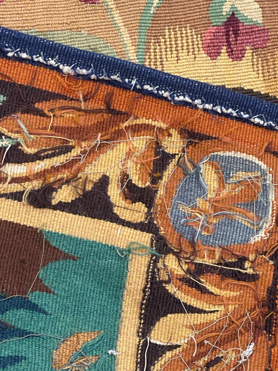 Jolie tapisserie française ancienne d'Aubusson avec jardinières et oiseaux en vente 12