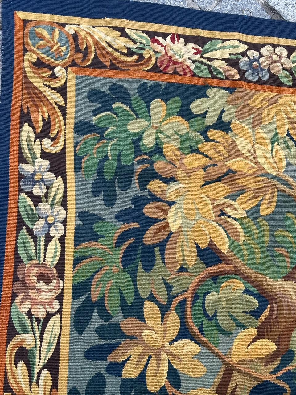Jolie tapisserie française ancienne d'Aubusson avec jardinières et oiseaux en vente 9
