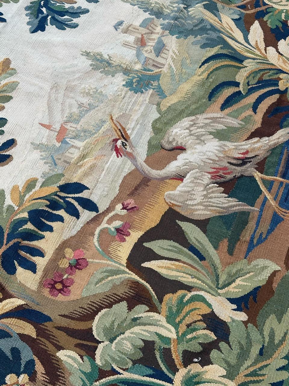 Jolie tapisserie française ancienne d'Aubusson avec jardinières et oiseaux en vente 11